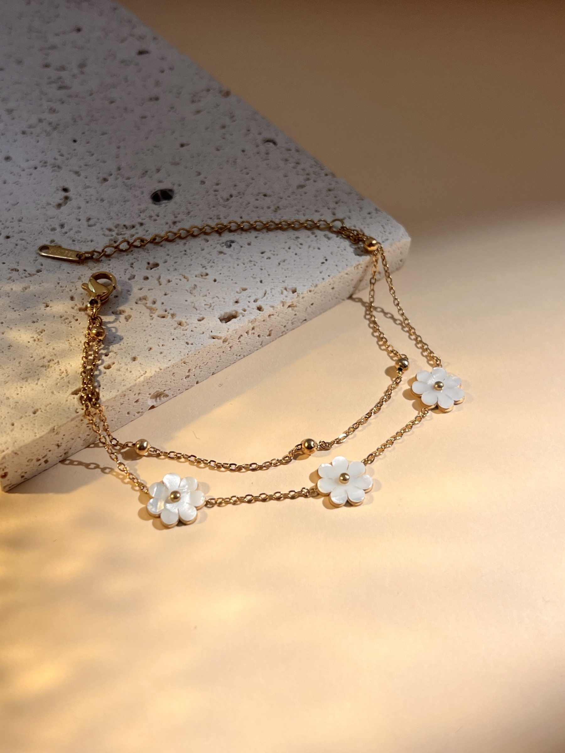 Grossiste COSMOS - Bracelet double tour Fleur en nacre naturelle