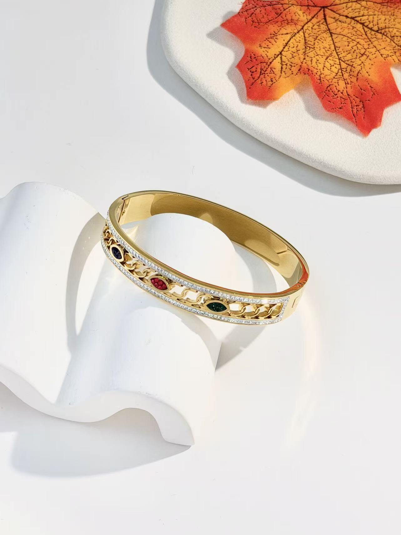 Wholesaler COSMOS - Chic gold-plated stainless steel bangle with colorful crystals