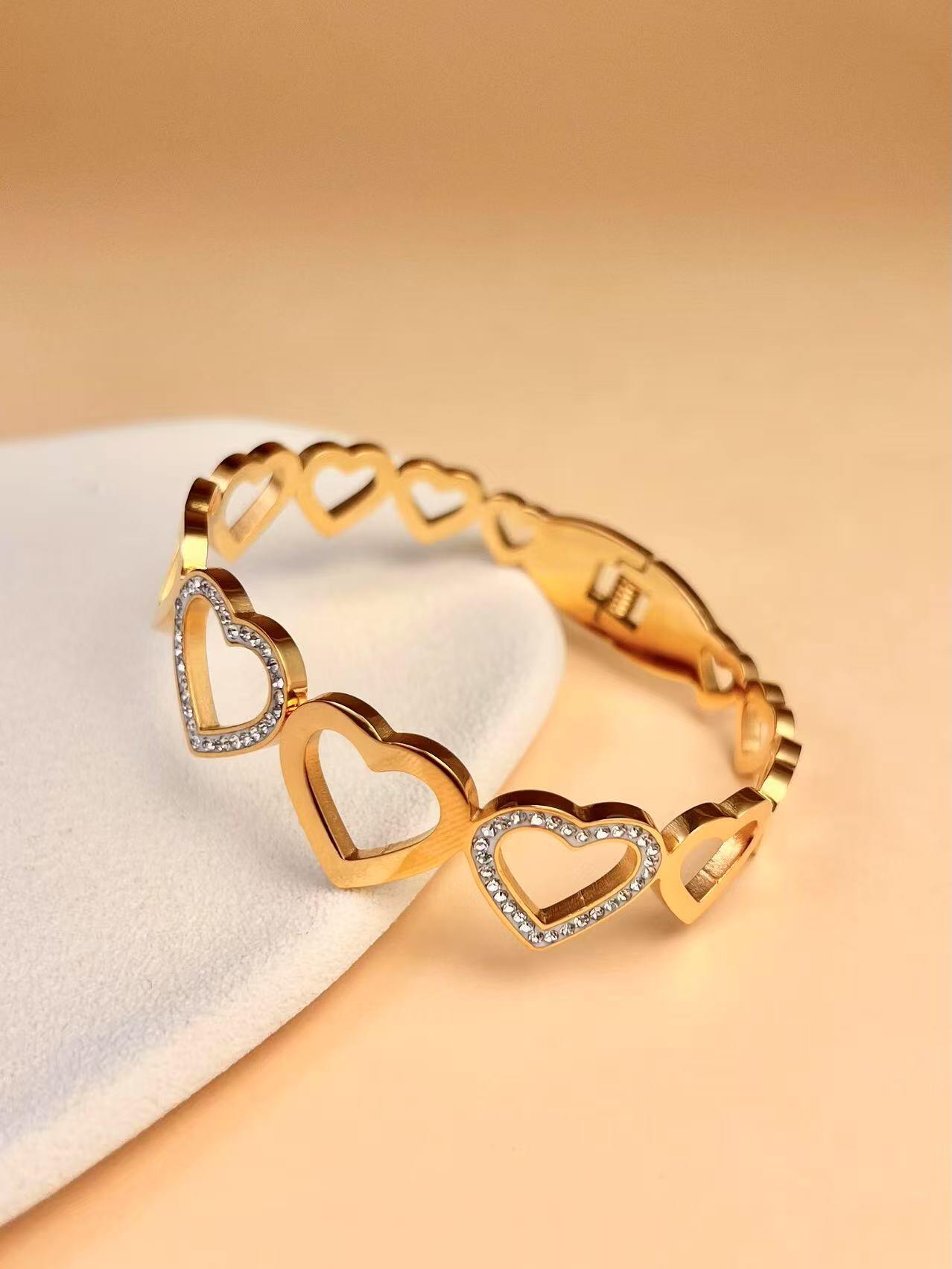 Grossiste COSMOS - Bracelet Jonc Cœurs Dorés – Acier Inoxydable & Zircons