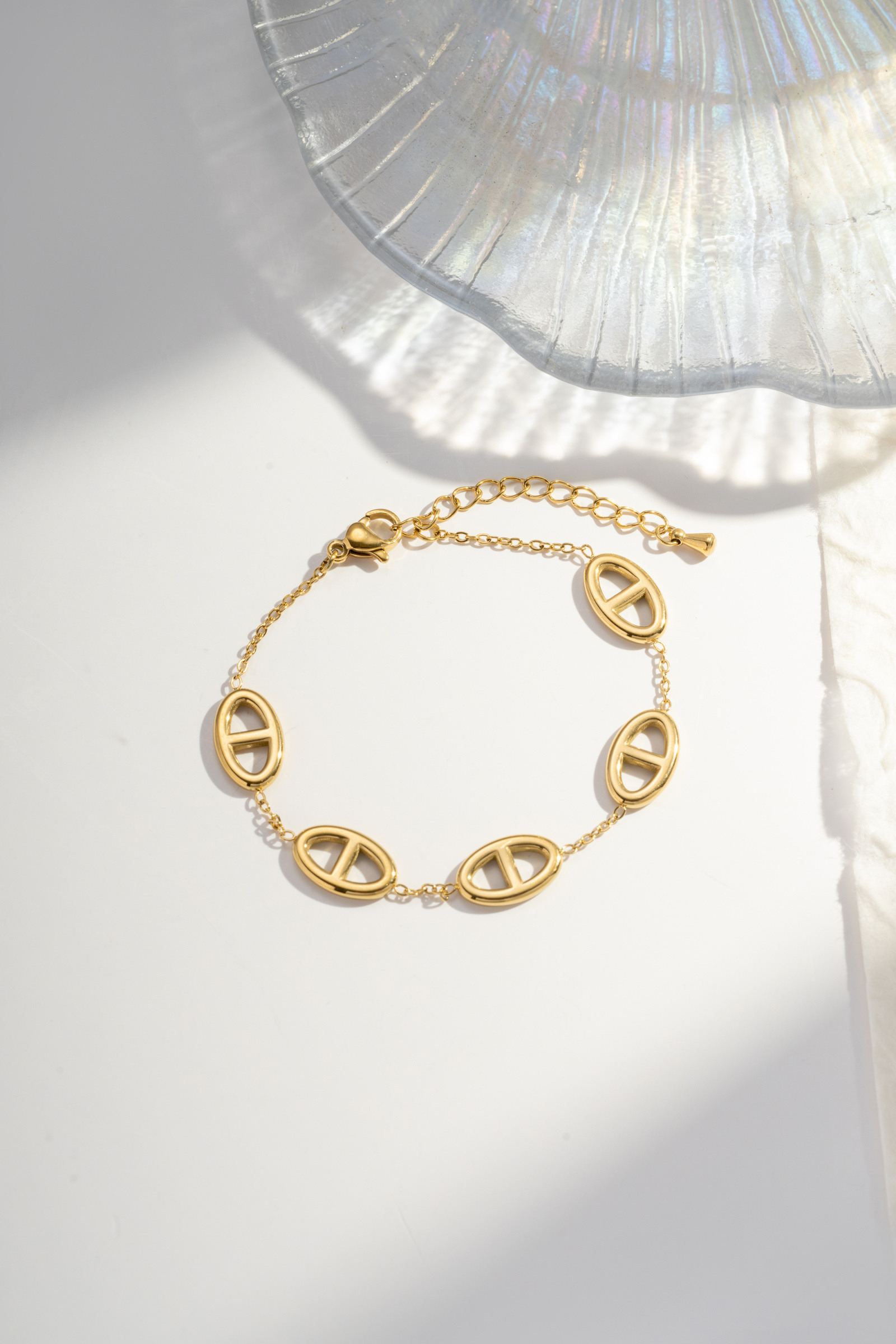 Grossiste COSMOS - Bracelet doré inoxydable avec maillons ovales ajourés stylisés