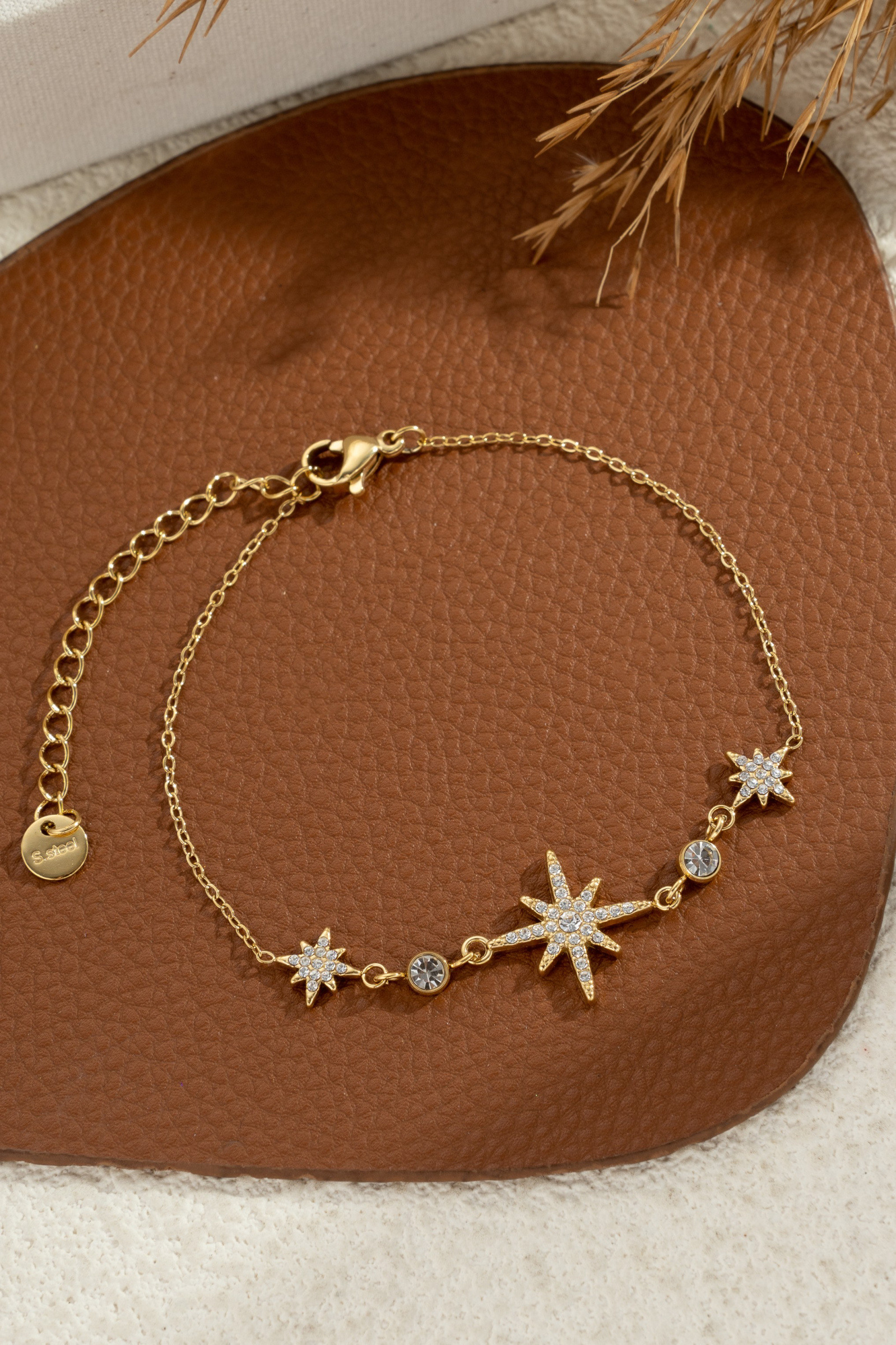 Wholesaler COSMOS - Gold-plated stainless steel star-studded bracelet, elegant fine chain, modern trendy style