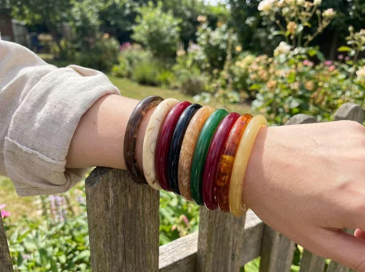Grossista COSMOS - Set di 9 Braccialetti Rigidi in Resina Colorata per Donna, Bangles alla Moda