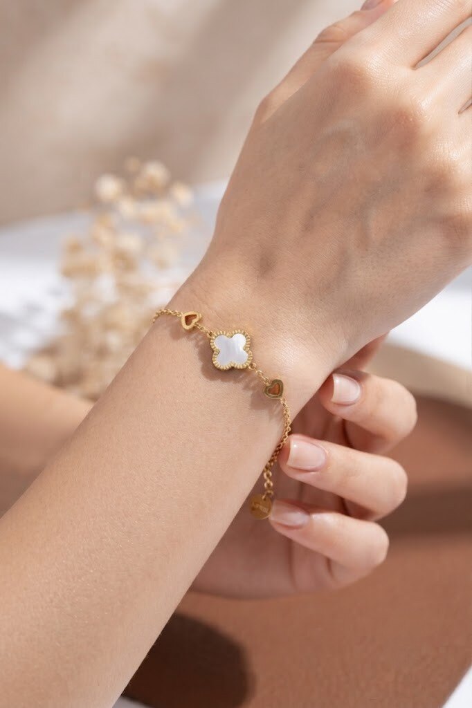 Grossiste COSMOS - Bracelet trèfle blanc cœurs acier inoxydable doré fin délicat élégant minimaliste