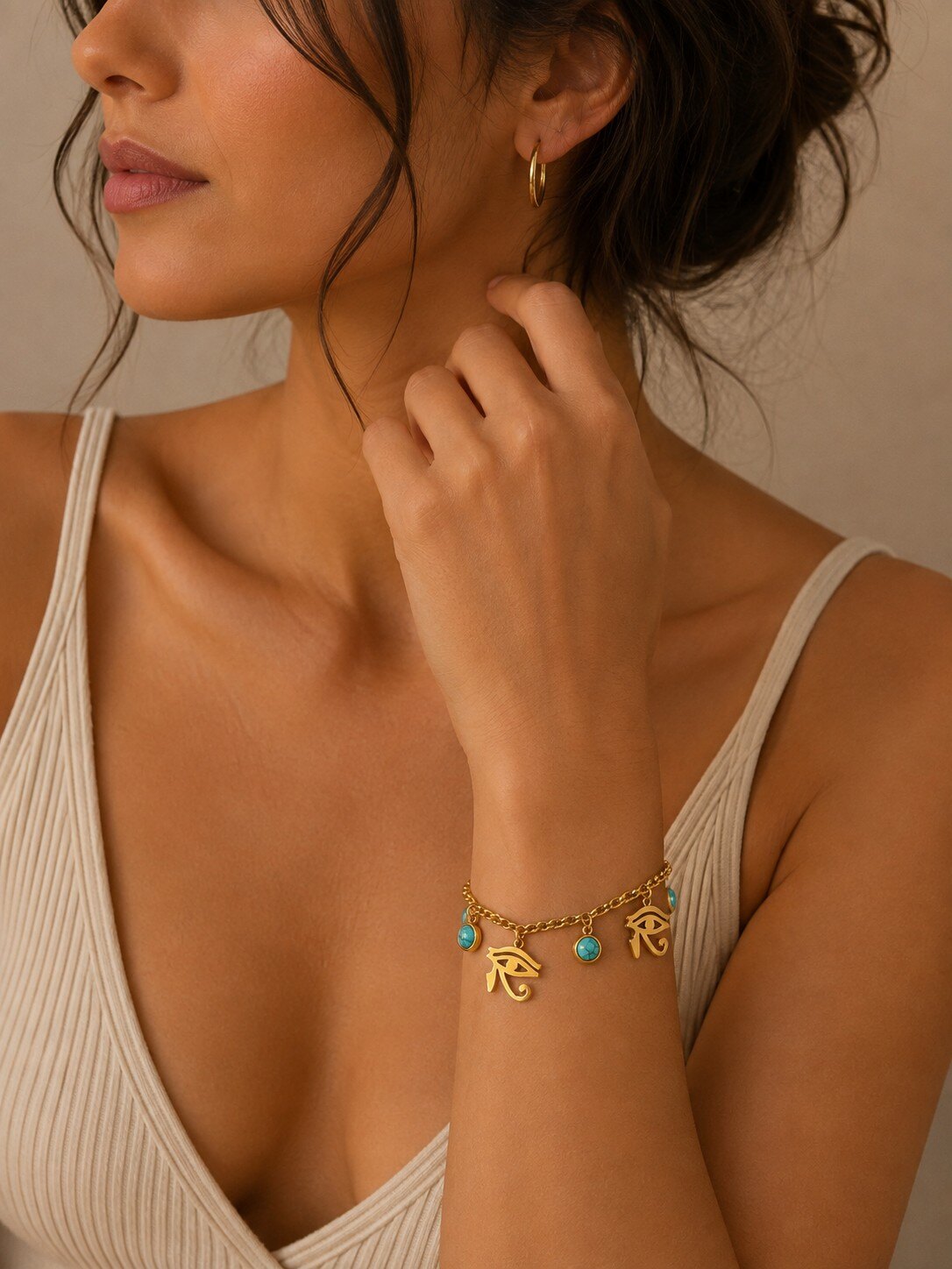 Großhändler COSMOS - Armband mit Türkisstein, stilisiertem Auge, vergoldetem Edelstahl, moderne Charms