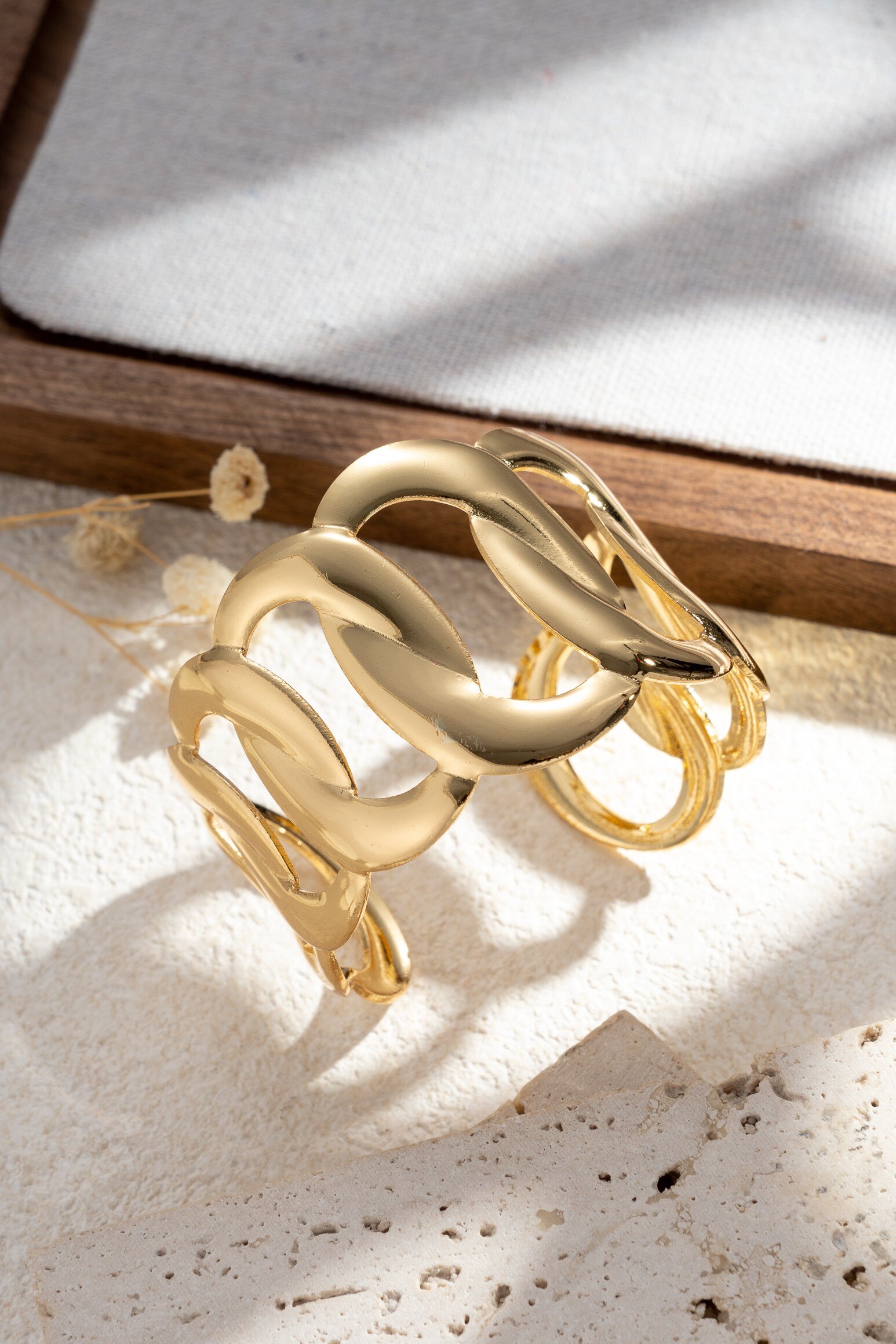 Wholesaler COSMOS - Sculptural gold bracelet with intertwined wavy links for a chic, elegant, modern, and trendy woman