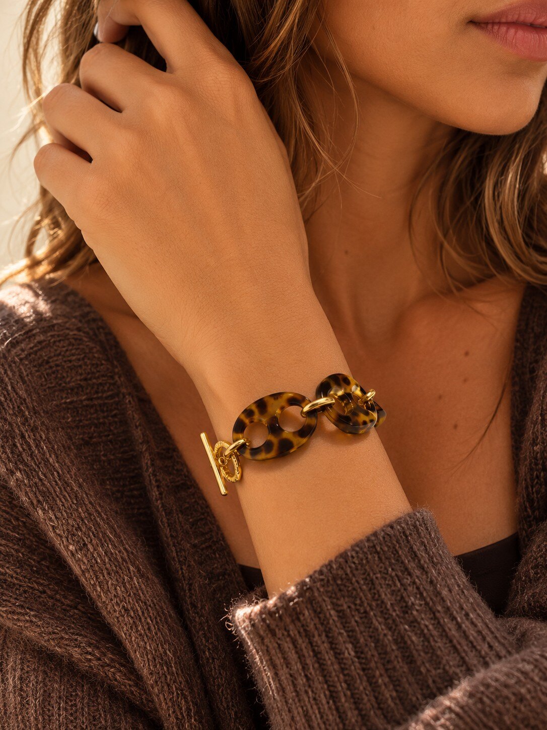 Grossista COSMOS - Bracciale a catena marrone ambra con maglie ovali dorate, design elegante, moda donna
