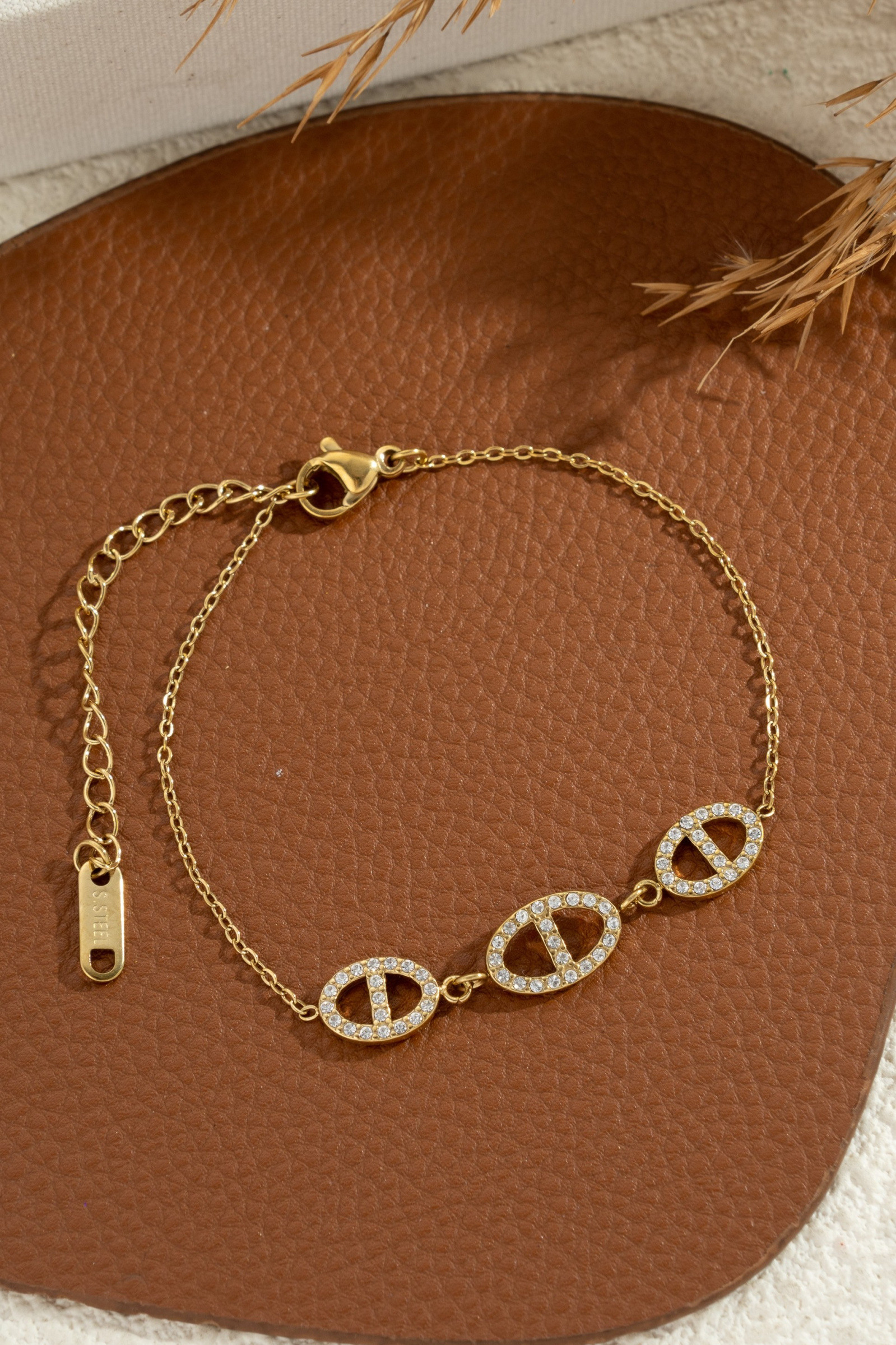 Wholesaler COSMOS - Gold-plated stainless steel oval link bracelet with central bar, elegant chic modern style