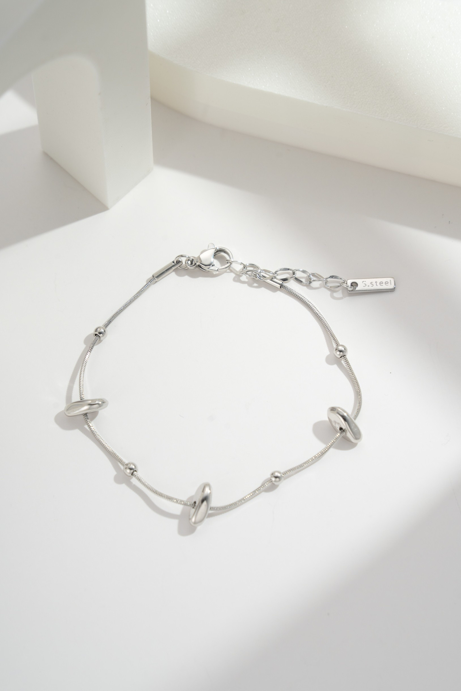 Mayorista COSMOS - Pulsera fina de acero inoxidable dorado o plateado con perlas elegantemente espaciadas