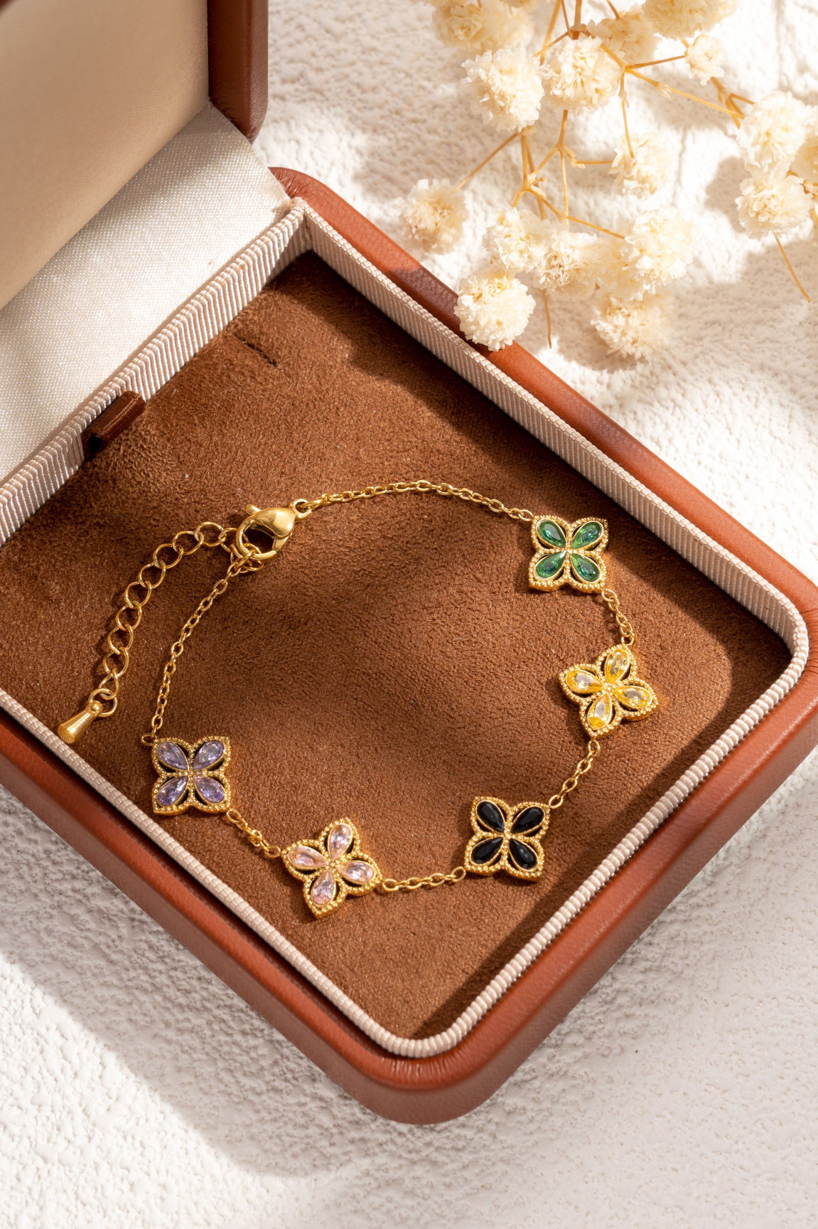 Großhändler COSMOS - Kleeblatt-Schmuck mit bunten Kristallblättern aus vergoldetem Edelstahl, zart, elegant und schick