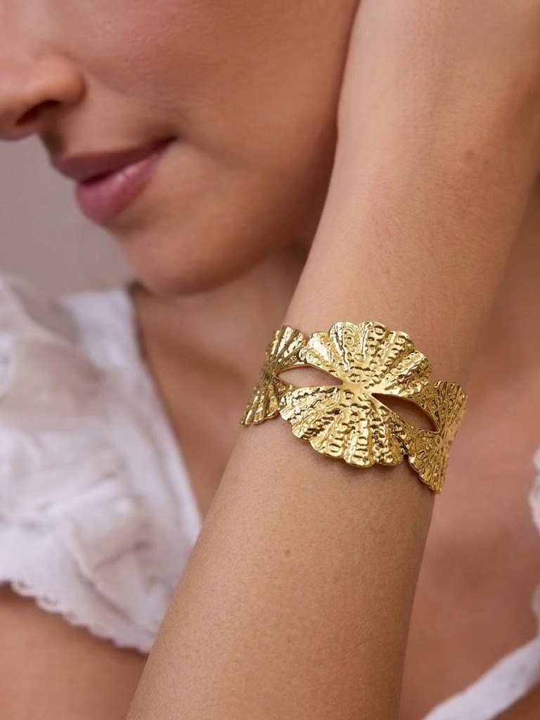 Grossiste COSMOS - Bracelet pétales dorés sculptés acier inoxydable élégant floral volume artistique Grossiste COSMOS - Bracelet pétales dorés sculptés acier inoxydable élégant floral volume artistique