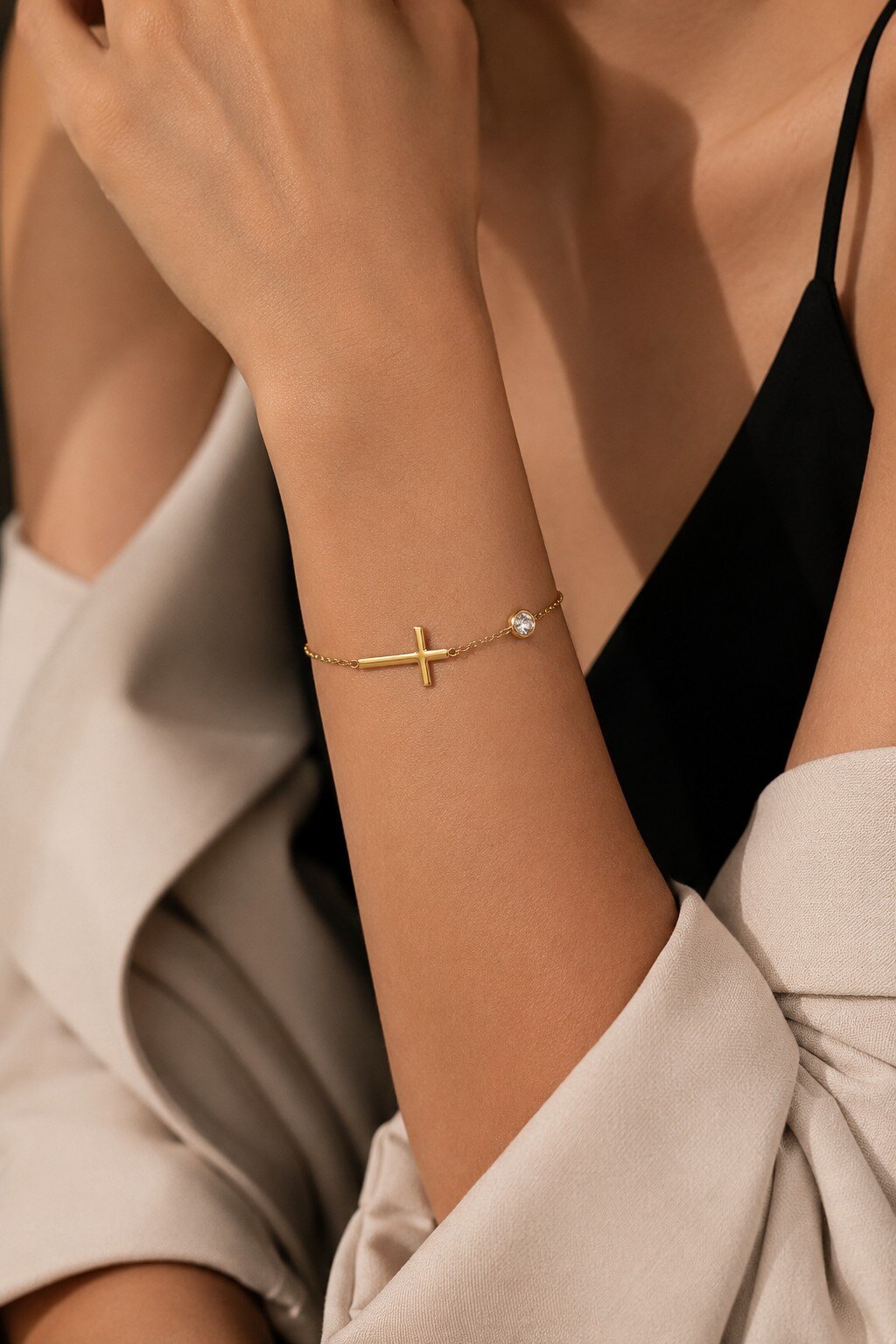 Großhändler COSMOS - Gold- und silberfarbener Edelstahl-Kreuzarmband mit feiner Kette und funkelndem Stein