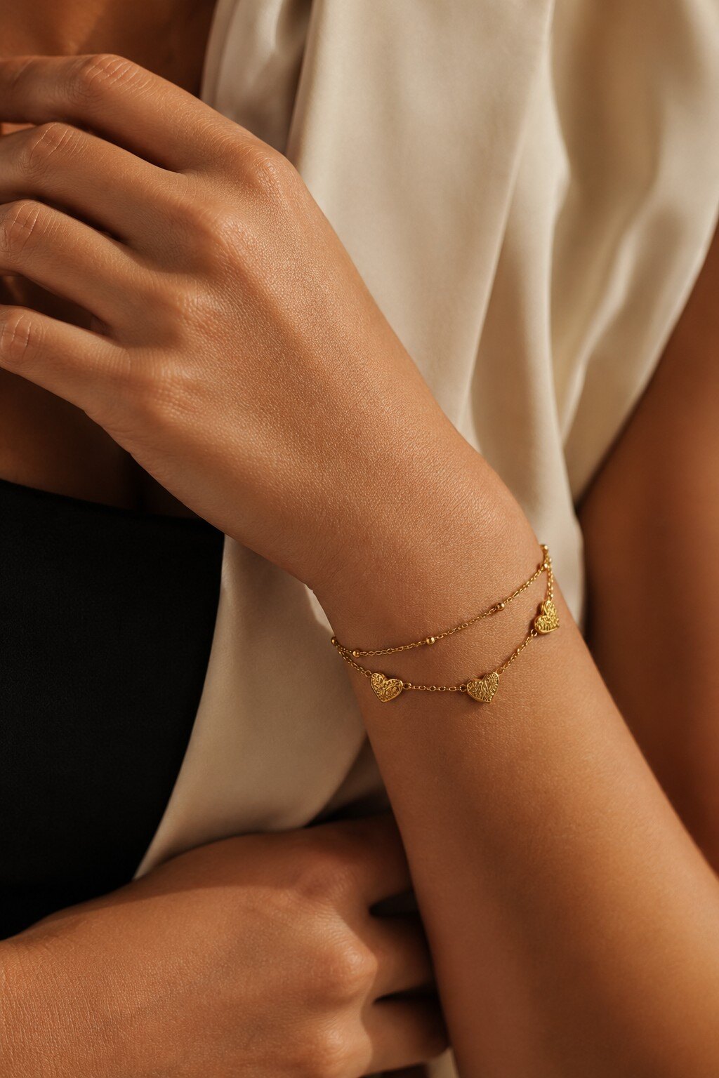Großhändler COSMOS - Herzarmband aus gold- und silberfarbenem Edelstahl mit feiner Kette und zarten Perlen