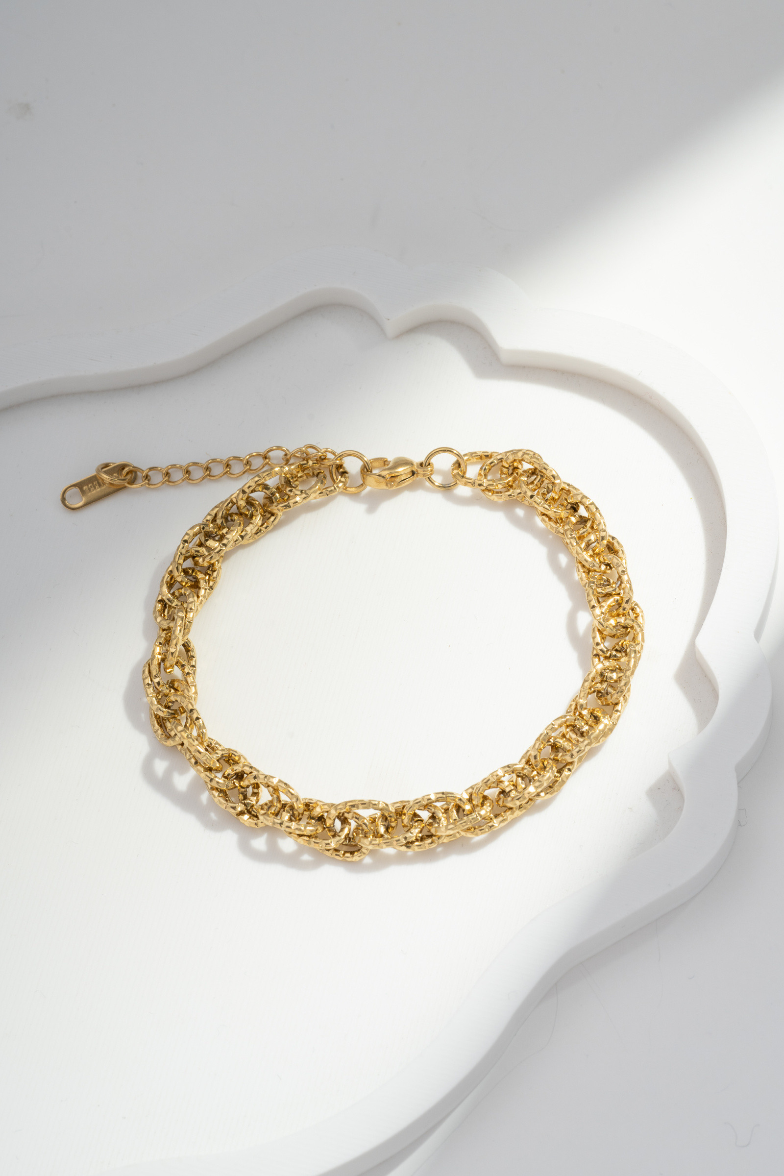 Grossista COSMOS - Bracciale Twist Luce — Acciaio Inossidabile Dorato Martellato e Regolabile