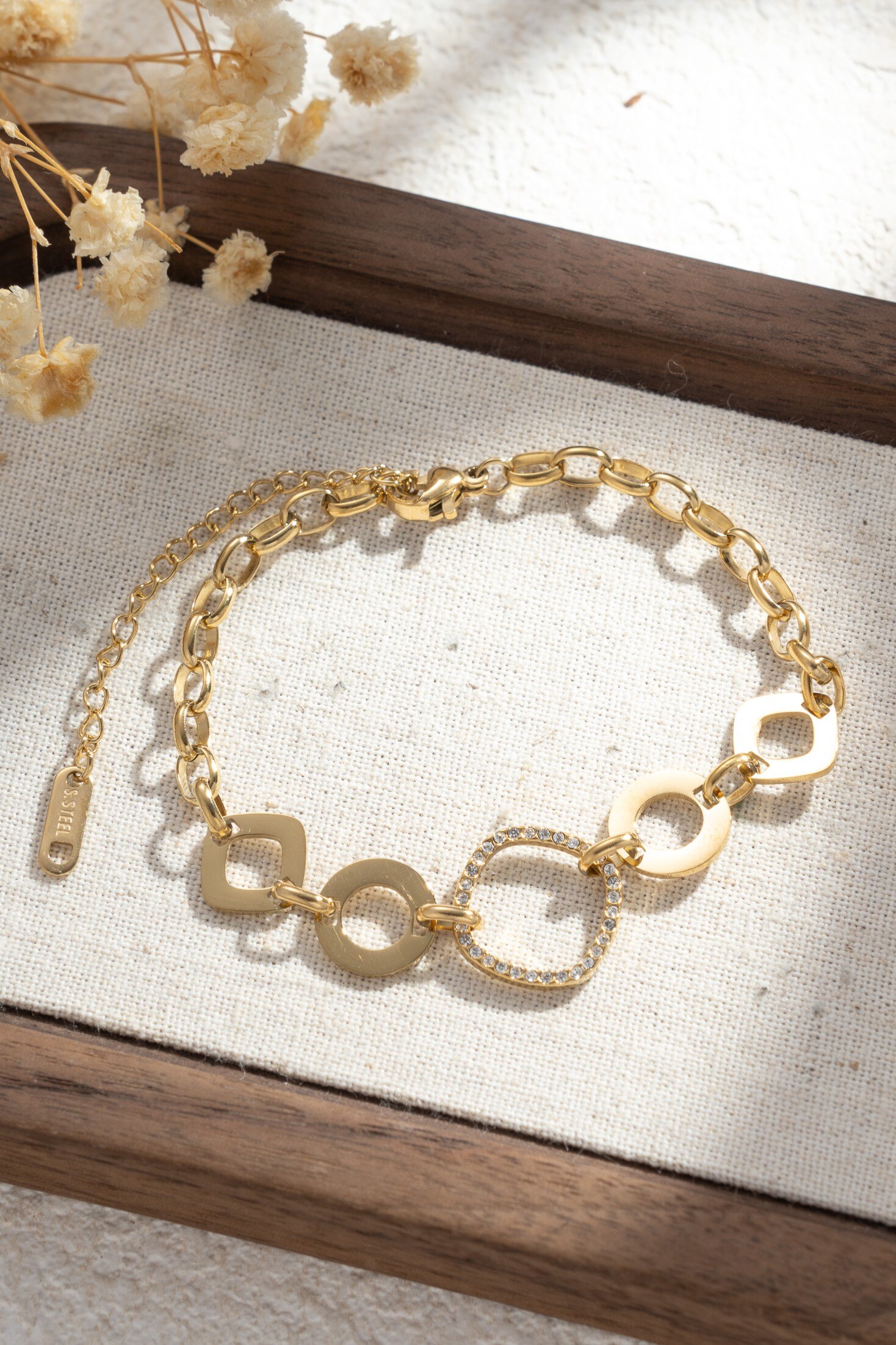 Wholesaler COSMOS - Trendy chic geometric gold bracelet with round, square, and diamond-shaped links and rhinestones