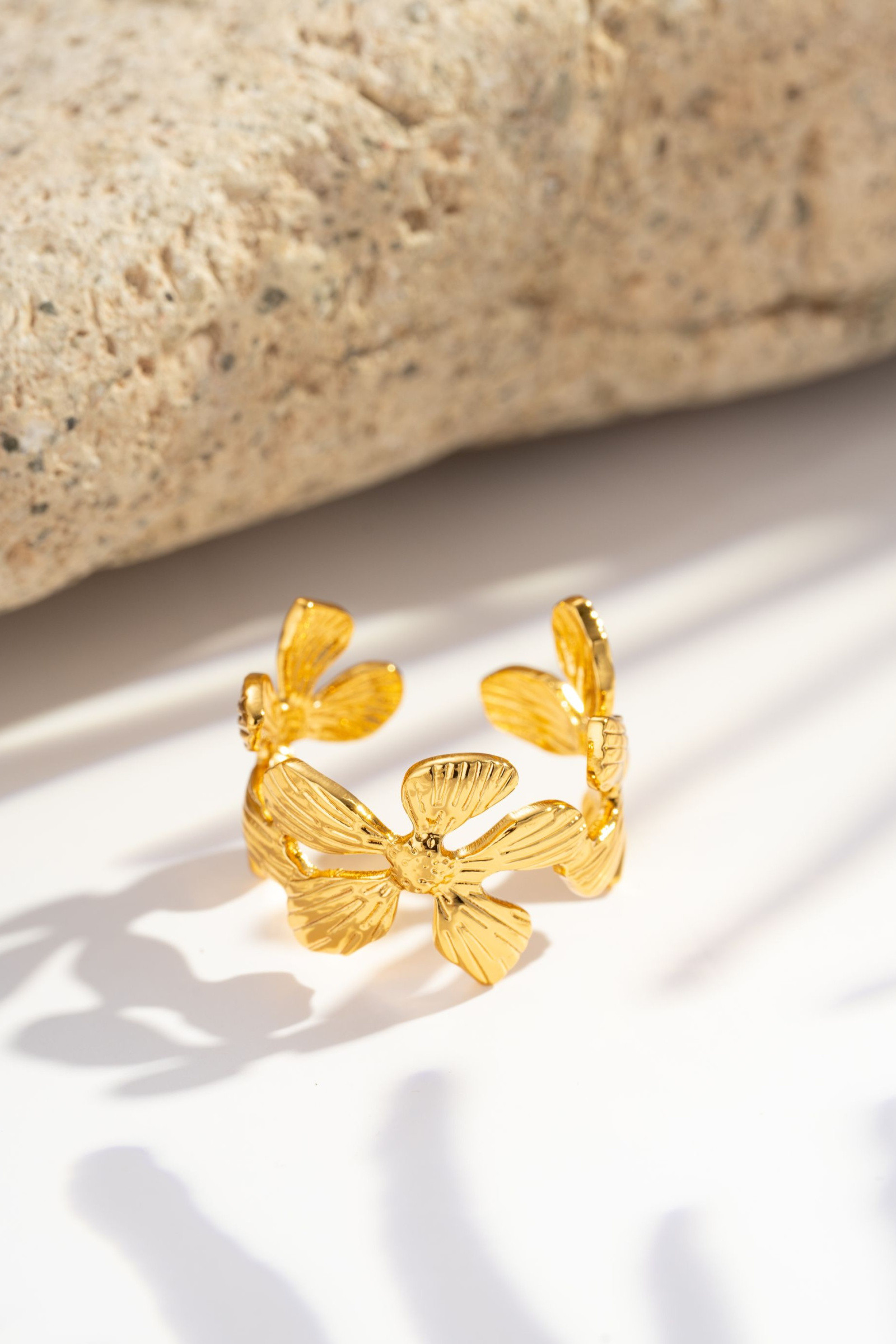 Wholesaler COSMOS - Golden flower ring stainless steel engraved petals light natural elegance poetic chic design