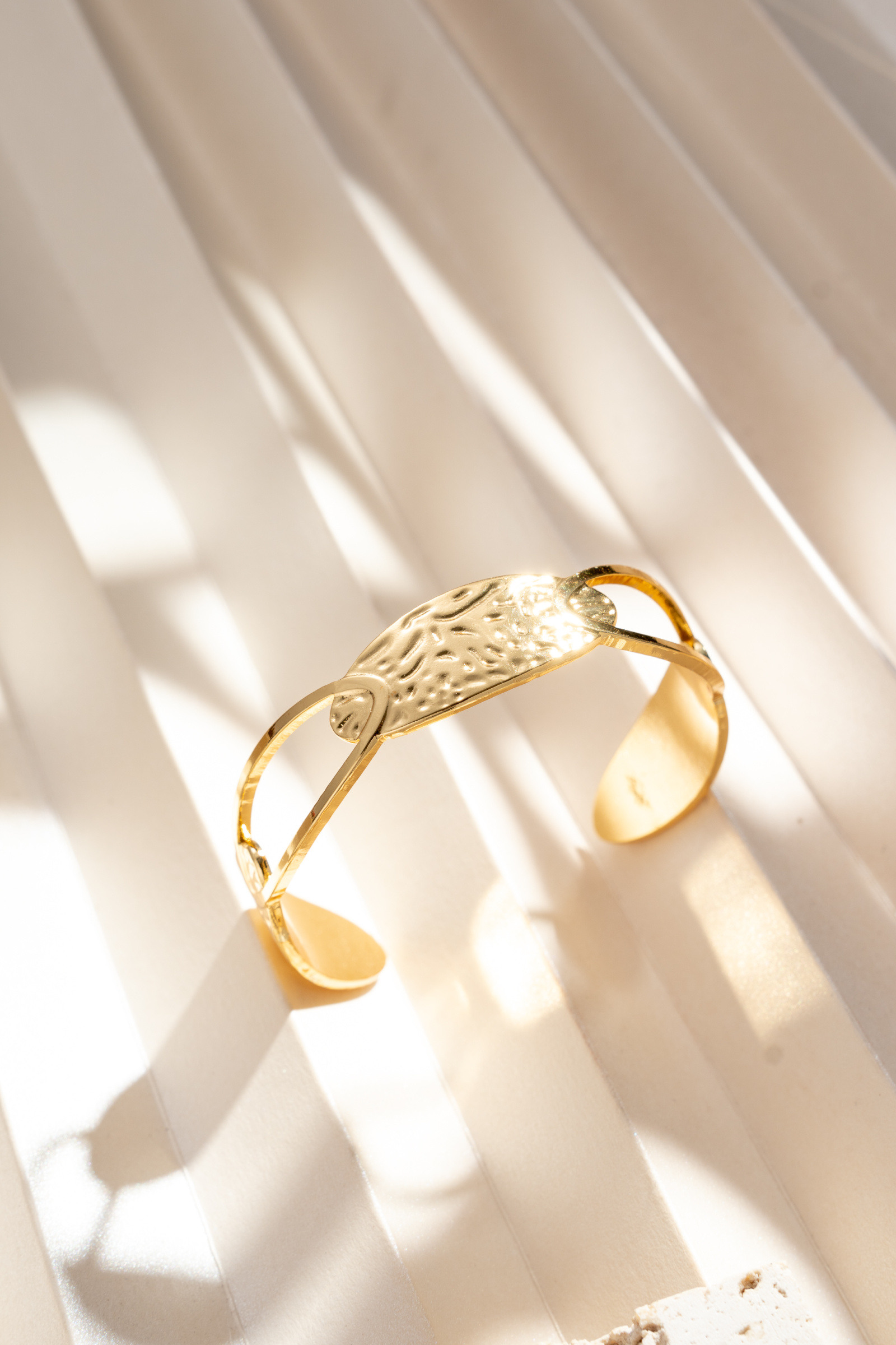 Wholesaler COSMOS - Chic and modern open textured hammered gold bracelet for women - elegant and trendy