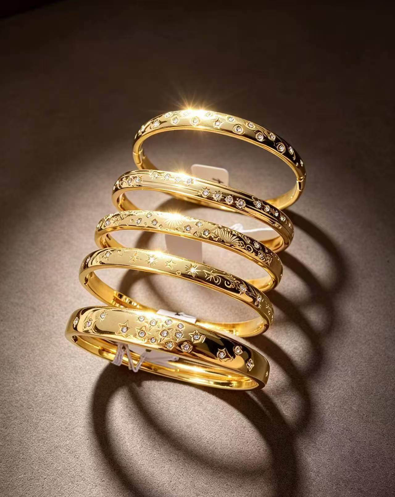 Grossiste COSMOS - Lot 5 bracelets dorés femme motifs étoilés floraux pierres colorées style luxe