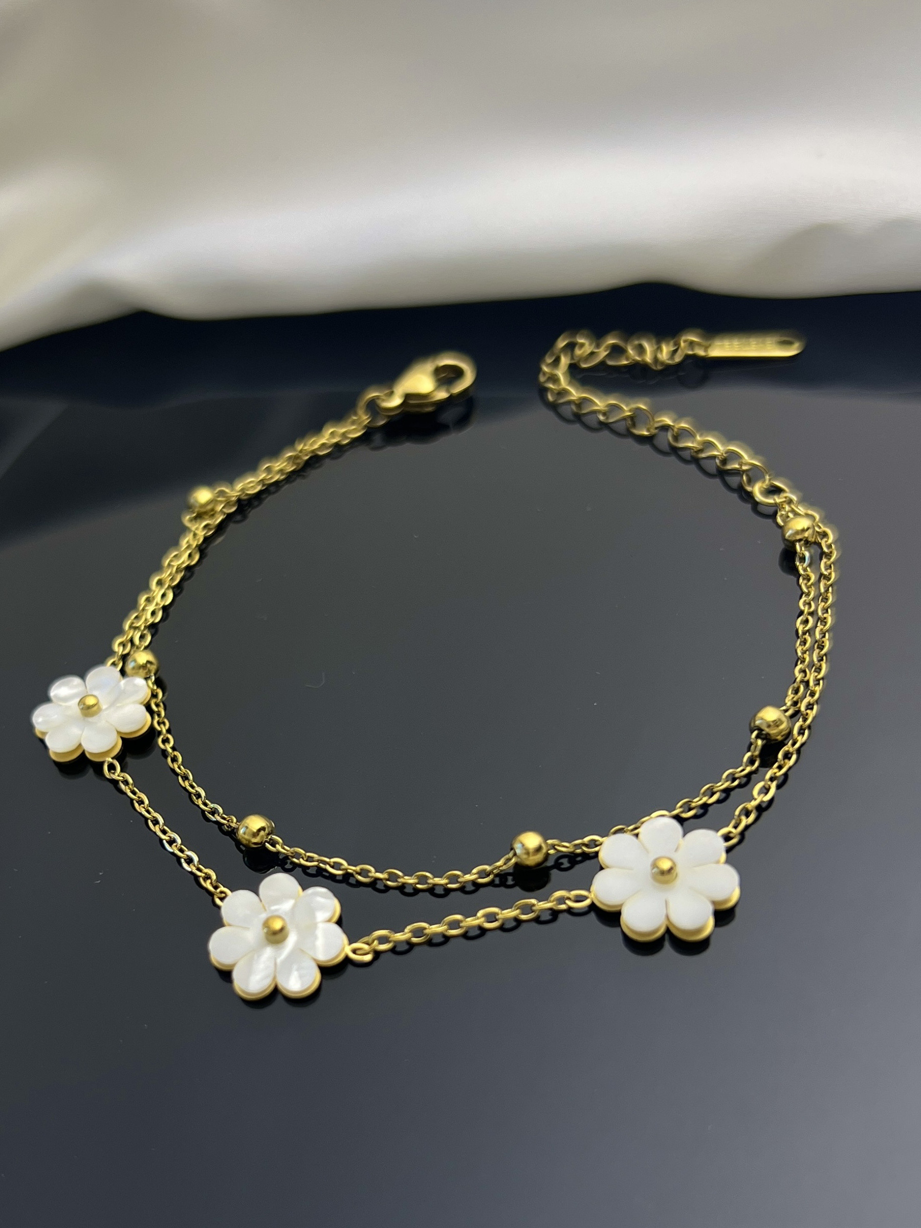 Grossista COSMOS - Bracciale a doppio giro con fiori madreperlati in acciaio inossidabile