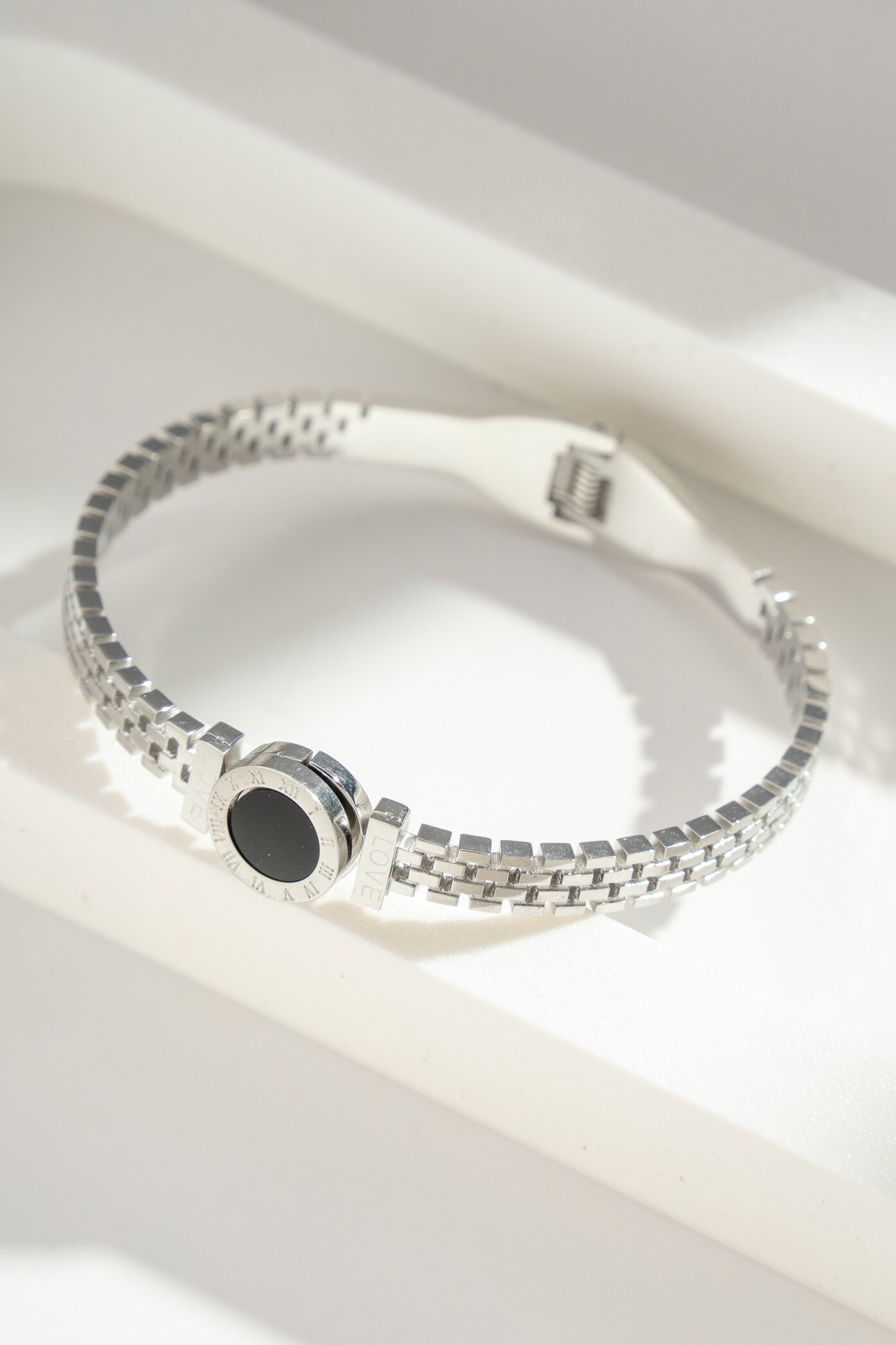 Großhändler COSMOS - Schwarzes Medaillon-Armband mit römischen Ziffern und modernen Gliedern