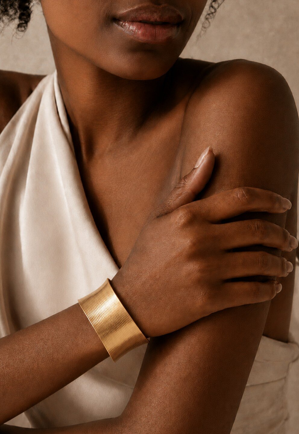 Grossiste COSMOS - Bracelet manchette striée acier inoxydable doré texturé lumineux moderne élégant