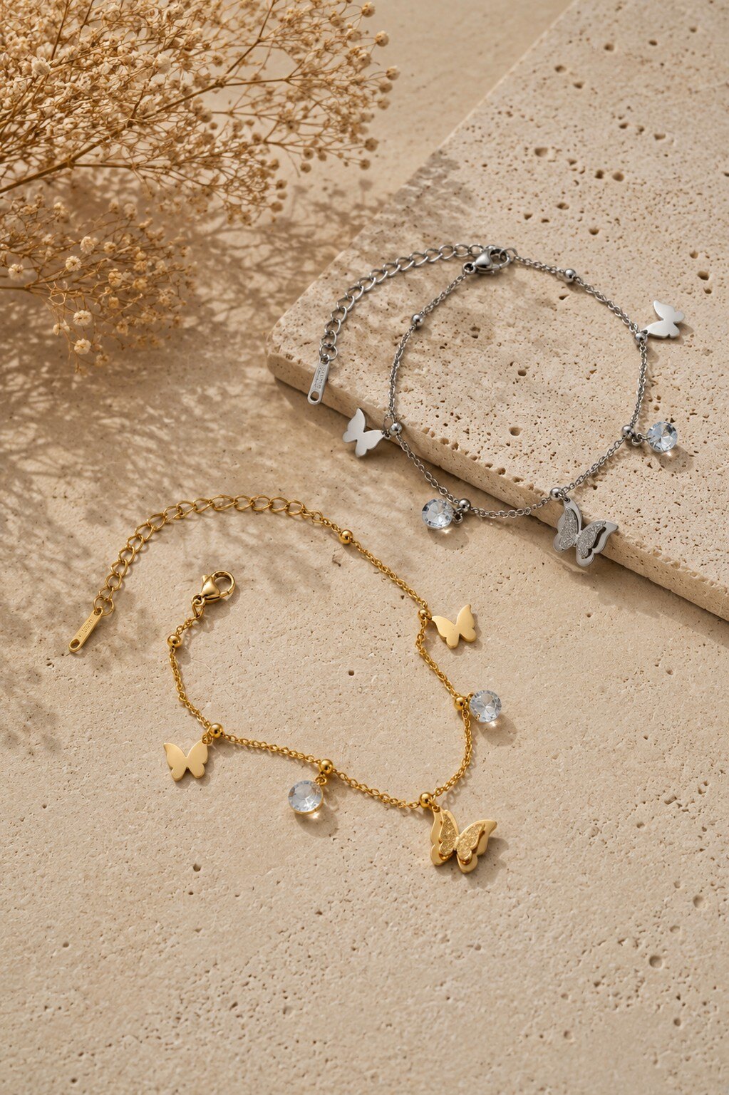 Großhändler COSMOS - Set aus 2 Edelstahlarmbändern in Gold und Silber mit zarten, leuchtenden Schmetterlingsmotiven