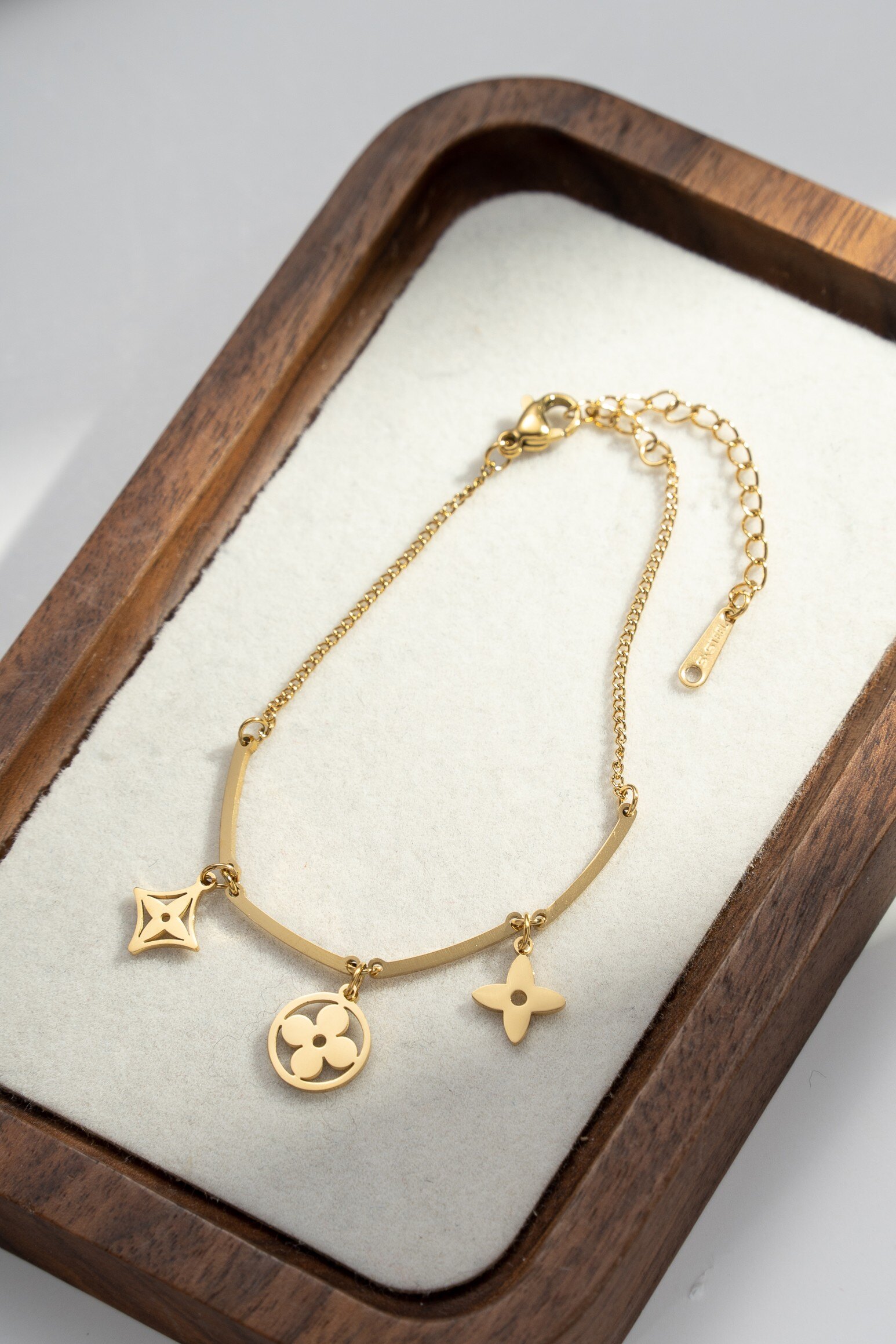Grossista COSMOS - Bracciale con Charms Fiore, Stella e Motivo Floreale Raffinato in Acciaio Inossidabile