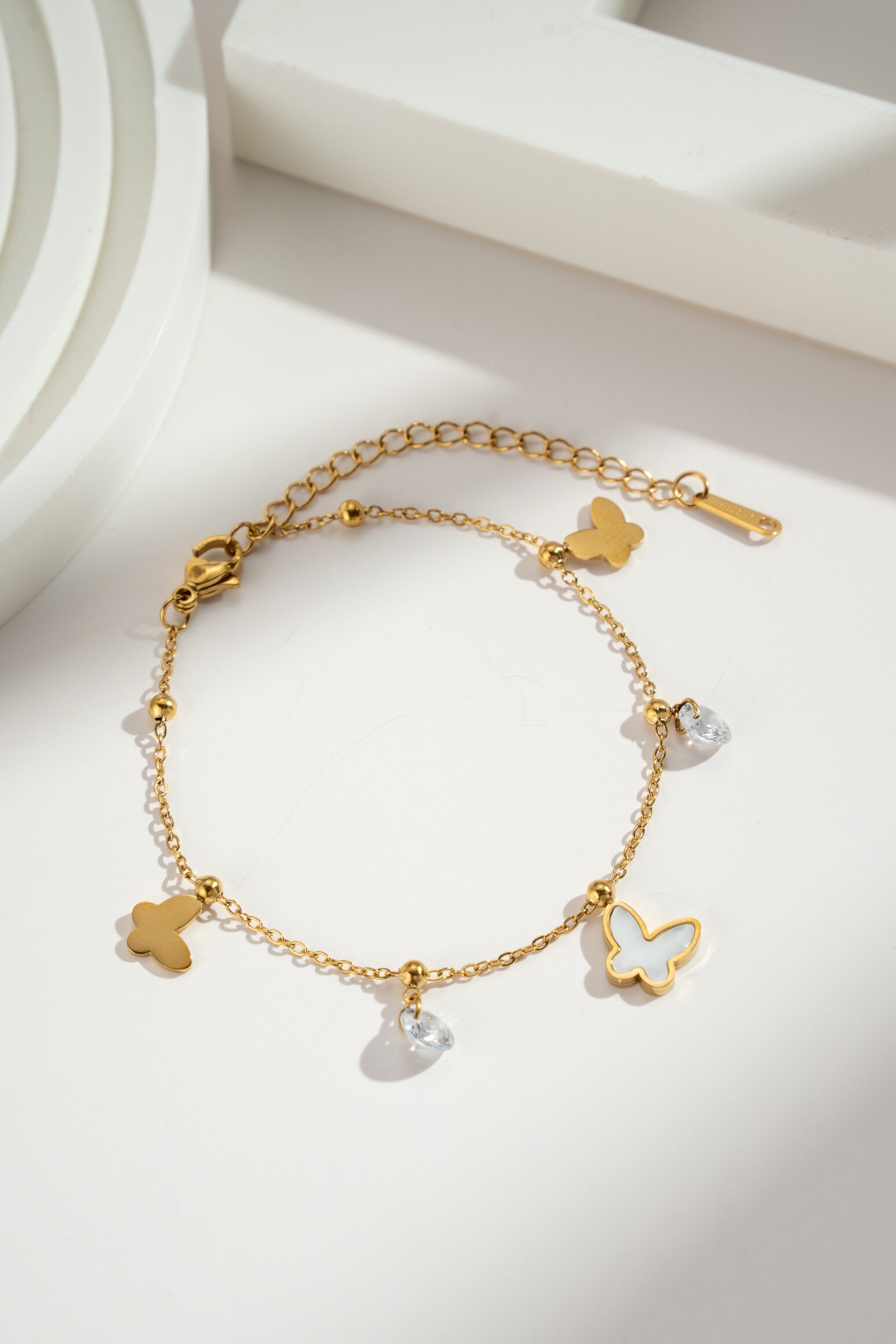 Wholesaler COSMOS - Enchanted butterfly bracelet in gold or silver, with clear crystals and delicate beads