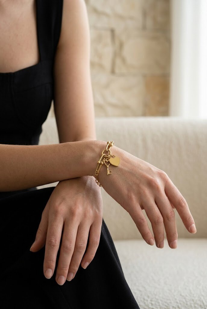 Wholesaler COSMOS - Gold-plated bracelet with heart and key, elongated links, stainless steel, chic love symbol