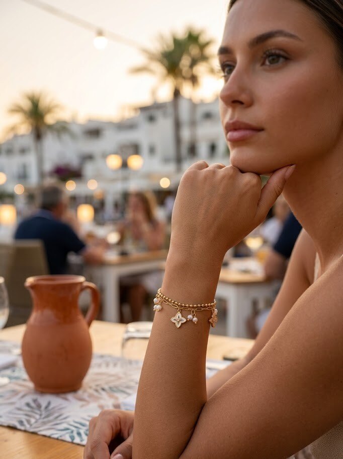 Grossista COSMOS - Bracciale a doppia catena elegante e chic con fiori di cristallo e perle in acciaio inox dorato