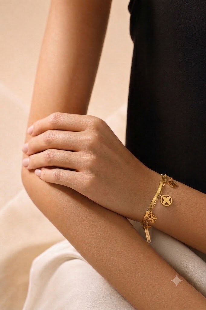 Wholesaler COSMOS - Elegant chic gold double chain bracelet with floral geometric charms in stainless steel