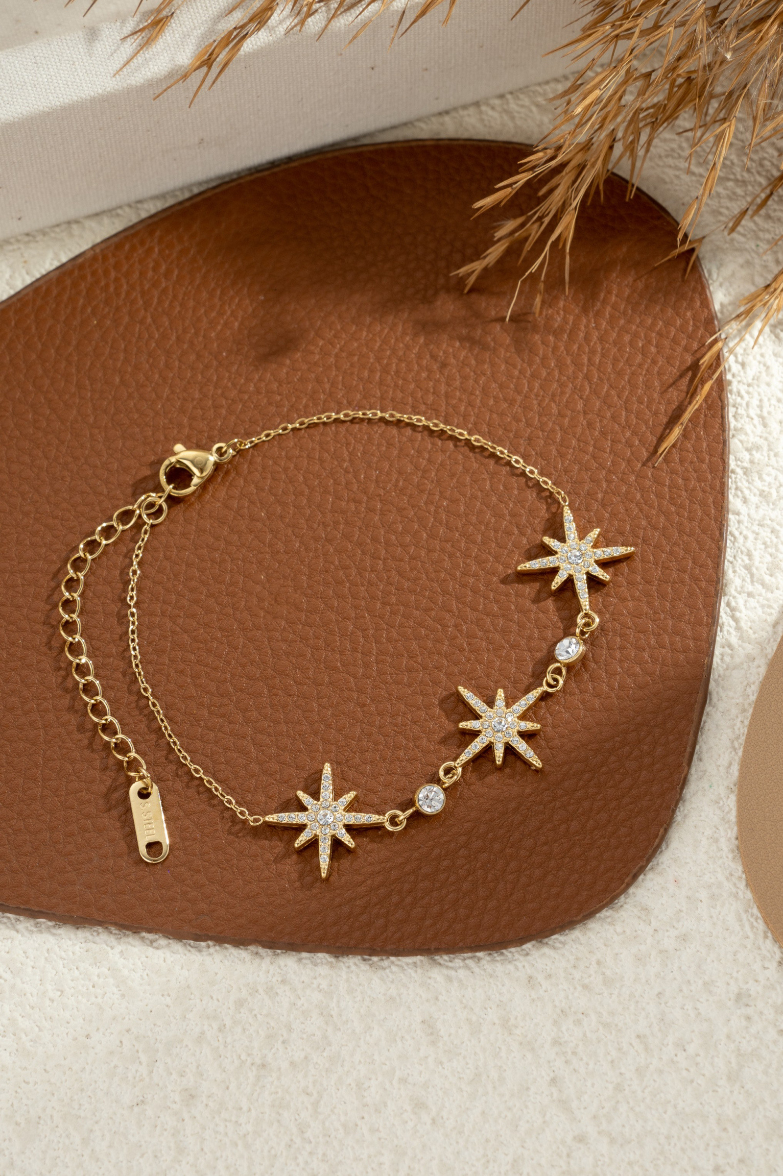 Wholesaler COSMOS - Gold-plated stainless steel bracelet with star settings, featuring an elegant, chic, and shiny fine chain