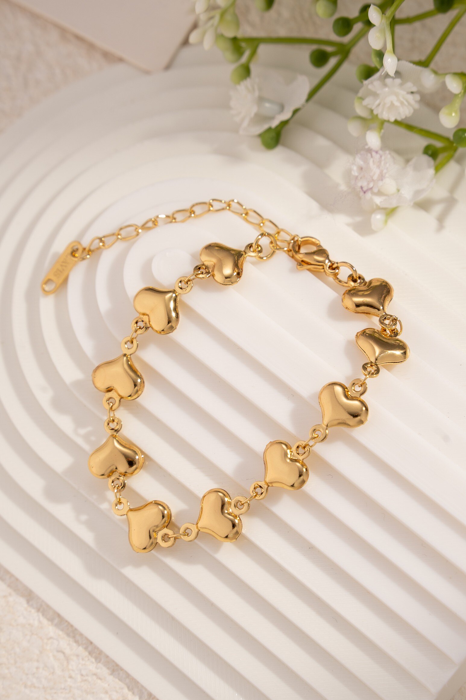Wholesaler COSMOS - Gold bracelet with elegant heart chain in stainless steel, shiny finish