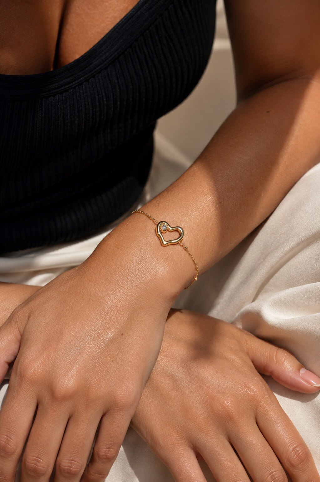 Grossiste COSMOS - Bracelet cœur doré acier inoxydable femme, bijou fin romantique acier