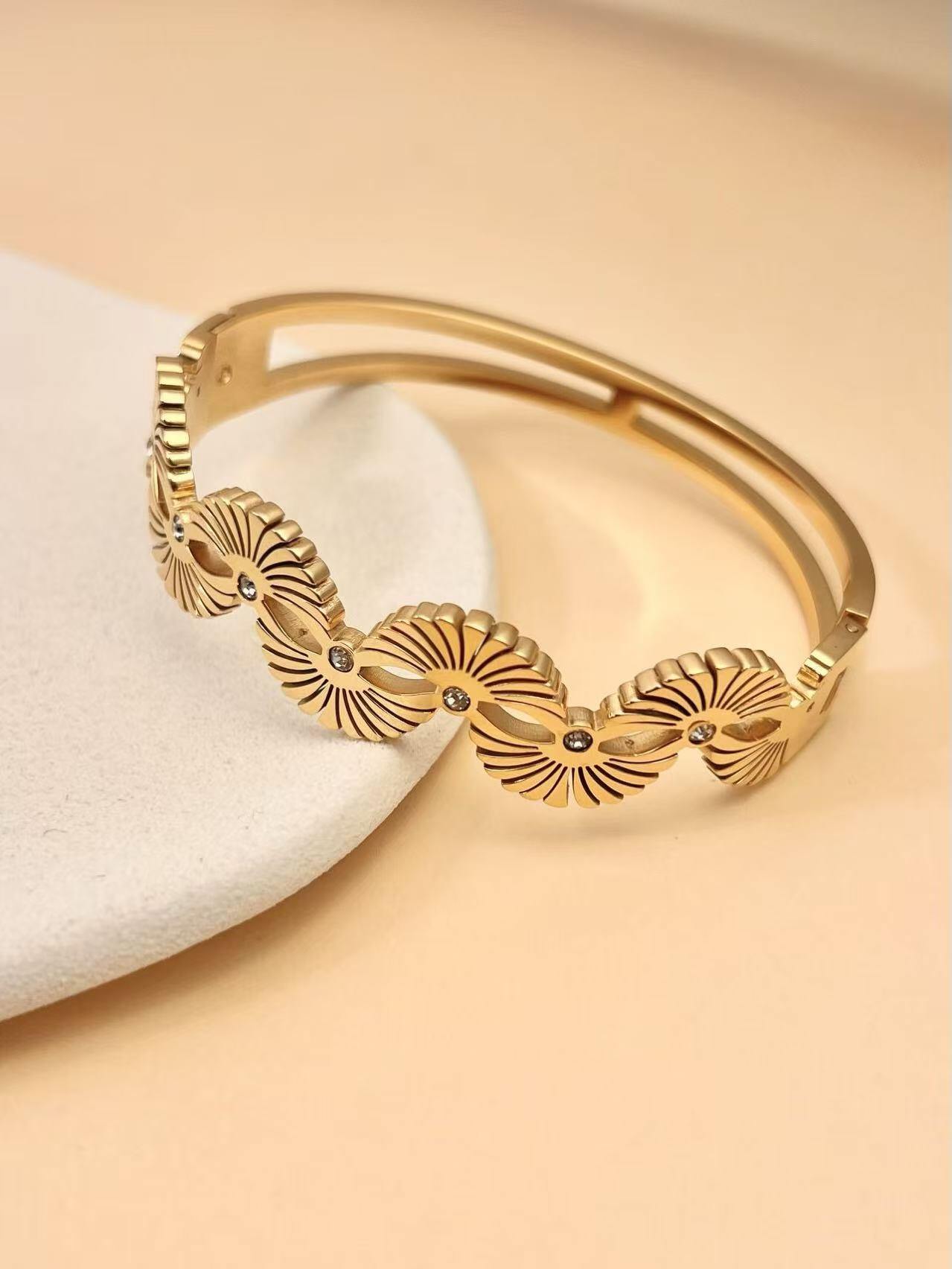 Großhändler COSMOS - Goldenes Fächerarmband mit Steinen aus Edelstahl