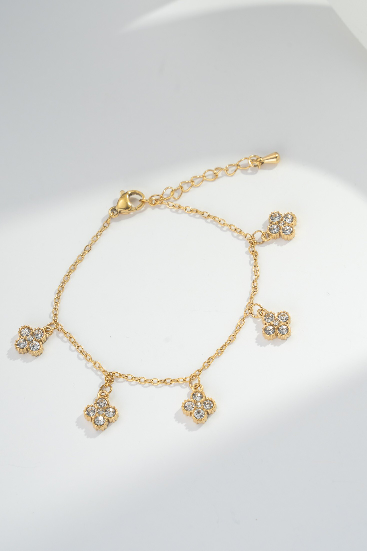 Wholesaler COSMOS - Elegant clover bracelet in gold stainless steel with sparkling crystal charms