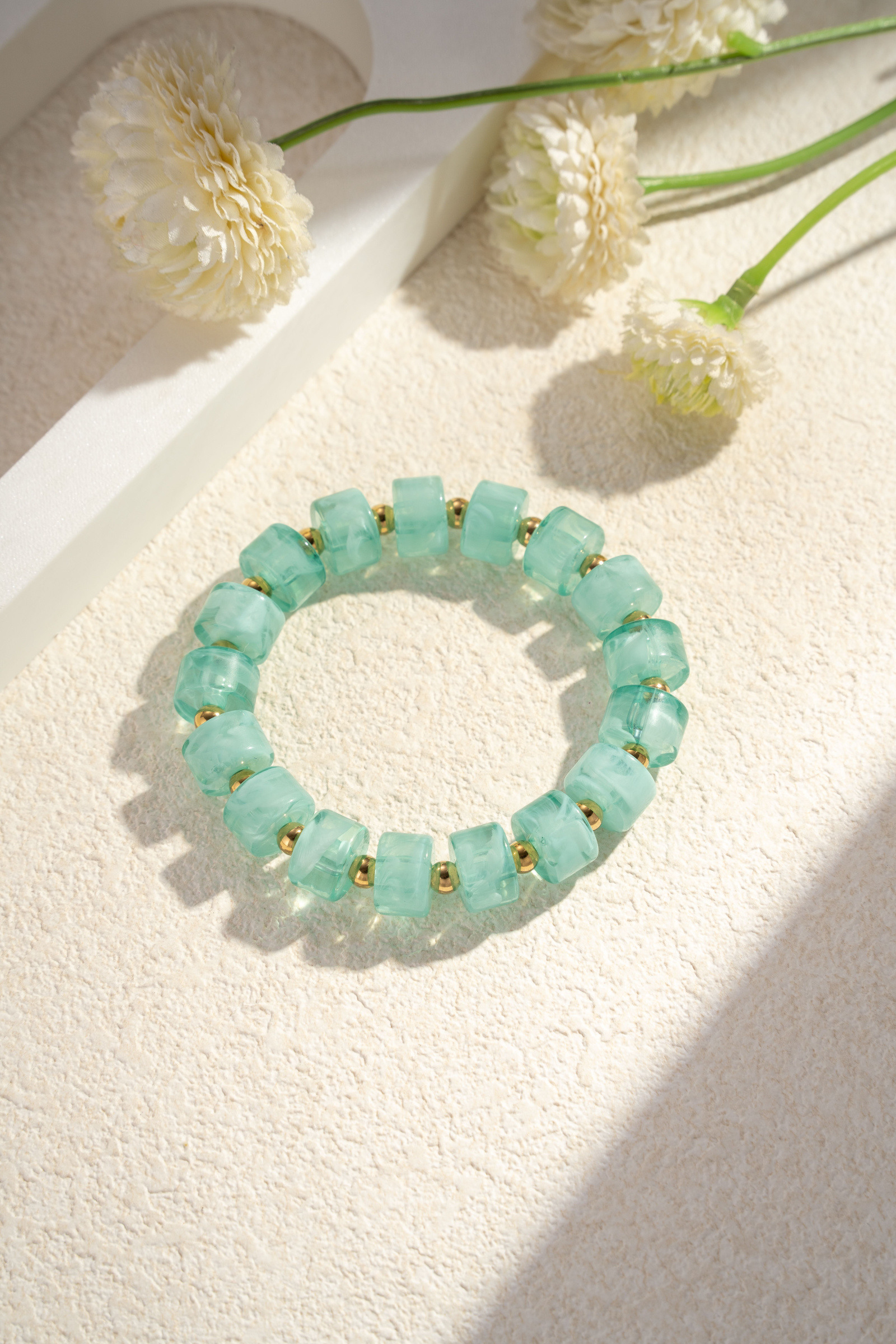 Grossista COSMOS - Bracciale elastico da donna con perle cilindriche dorate, elegante, colorato e in stile bohémien