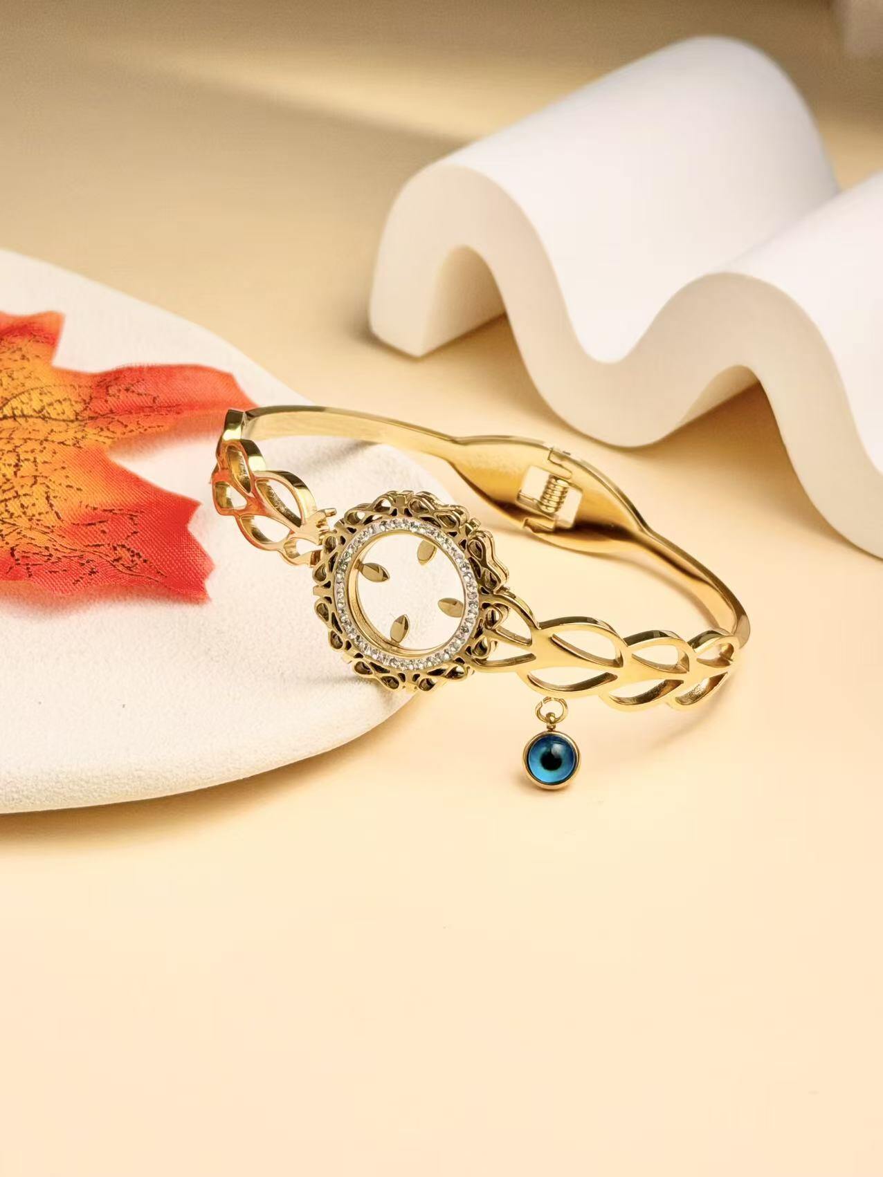 Großhändler COSMOS - Elegantes Armband aus vergoldetem Edelstahl mit schützendem Blumenauge