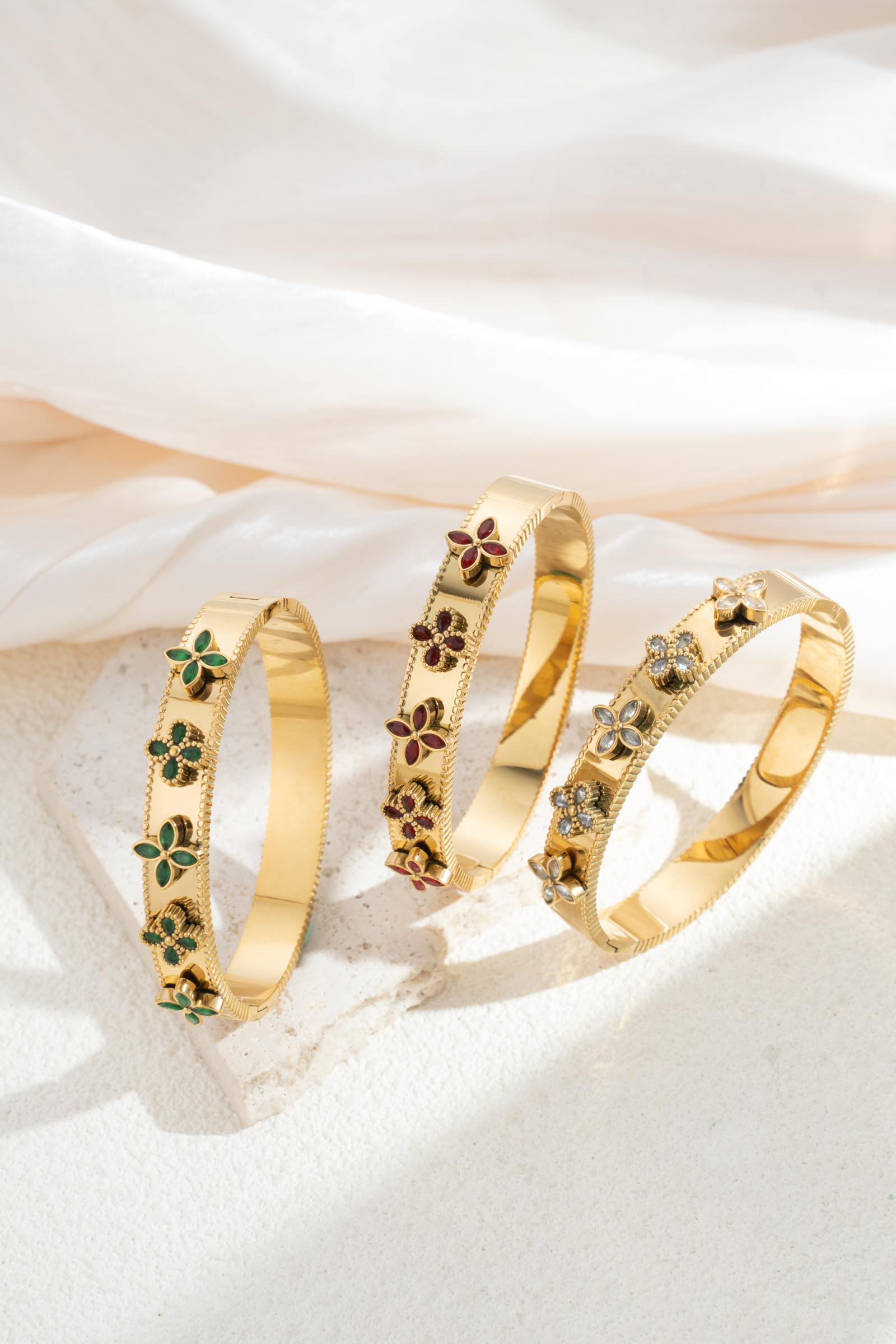 Mayorista COSMOS - Juego de 3 pulseras de flores de acero inoxidable dorado, patrones coloridos elegantes, tendencia moderna