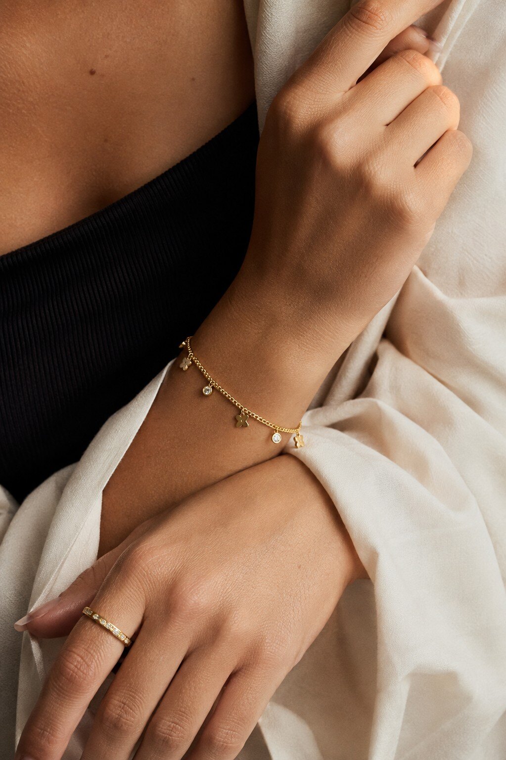 Großhändler COSMOS - Sternenblumenarmband aus gold- und silberfarbenem Edelstahl mit feiner Kette