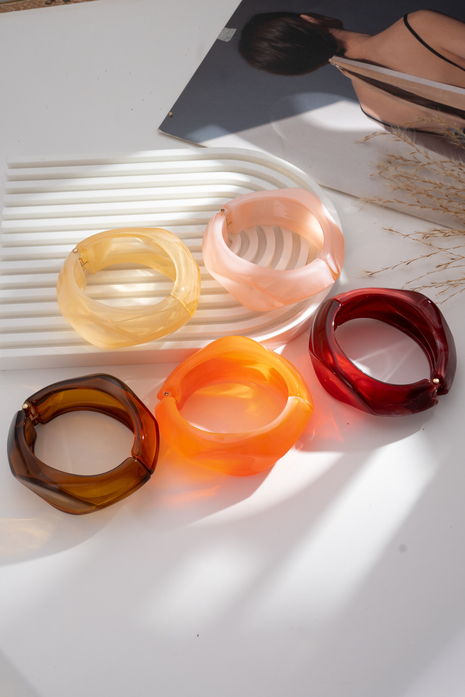 Grossiste COSMOS - Bracelet Jonc Résine Colorée Ouverture Ressort Facetté Moderne Chic