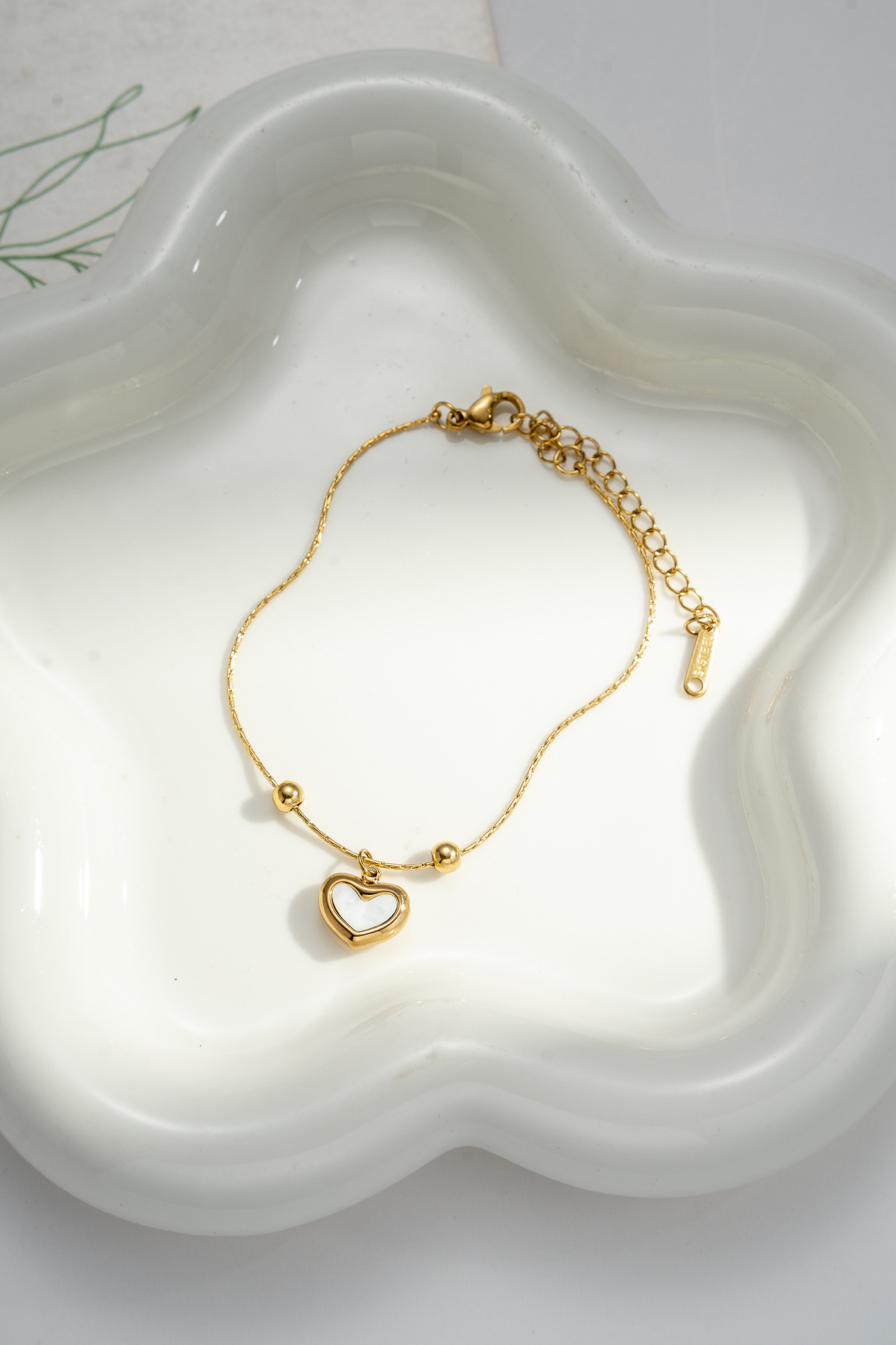 Mayorista COSMOS - Pulsera de encanto elegante con corazón de nácar en una fina cadena de acero inoxidable