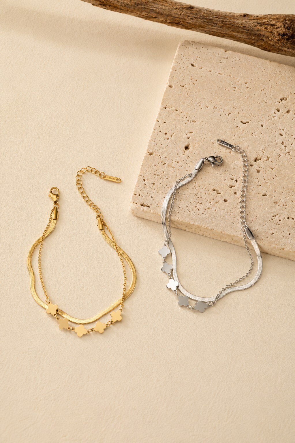 Großhändler COSMOS - Set aus 2 Edelstahlarmbändern in Gold und Silber mit zarten Glückskleemotiven