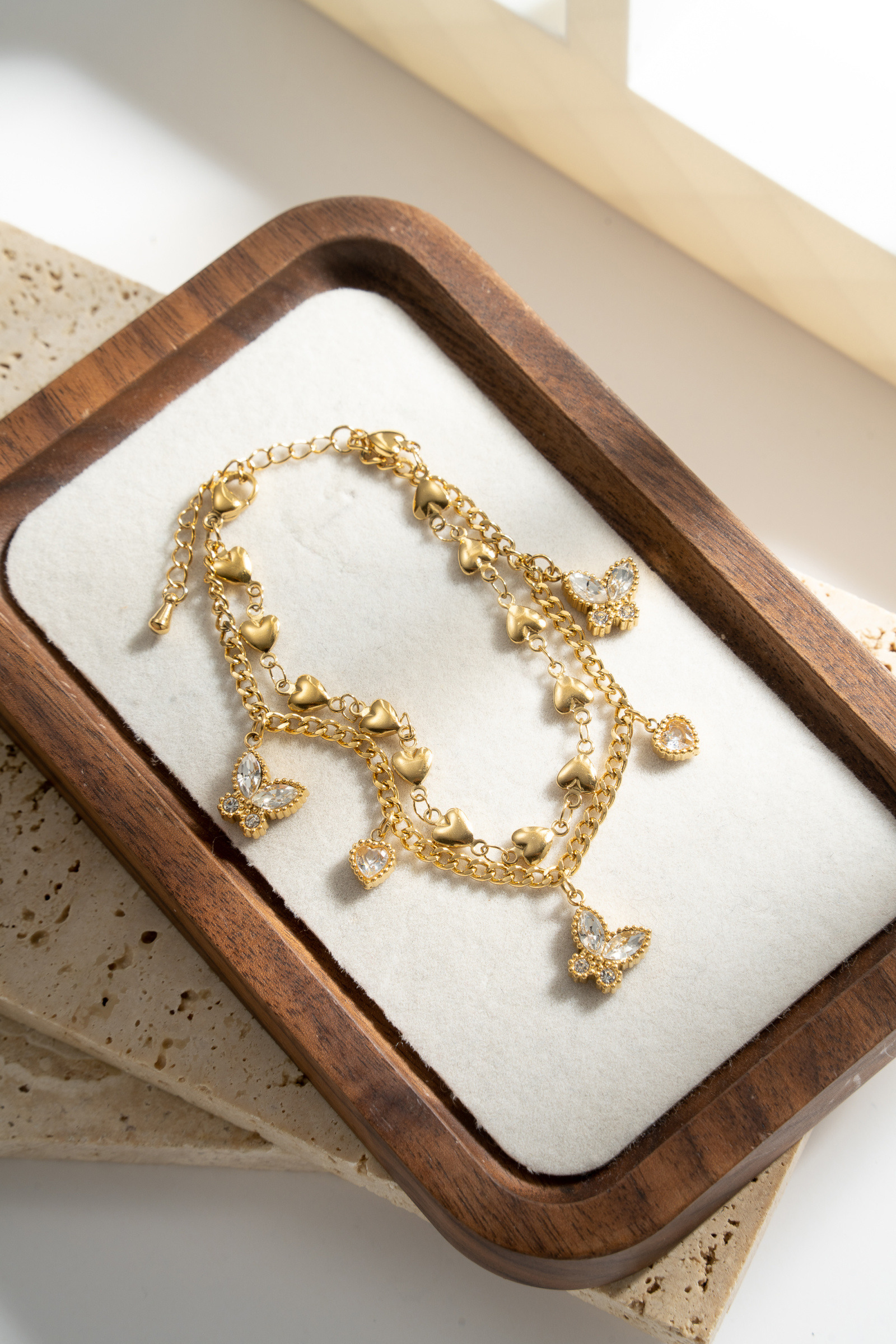 Grossiste COSMOS - Bracelet Papillons & Cœurs Doré Acier Inoxydable Charme