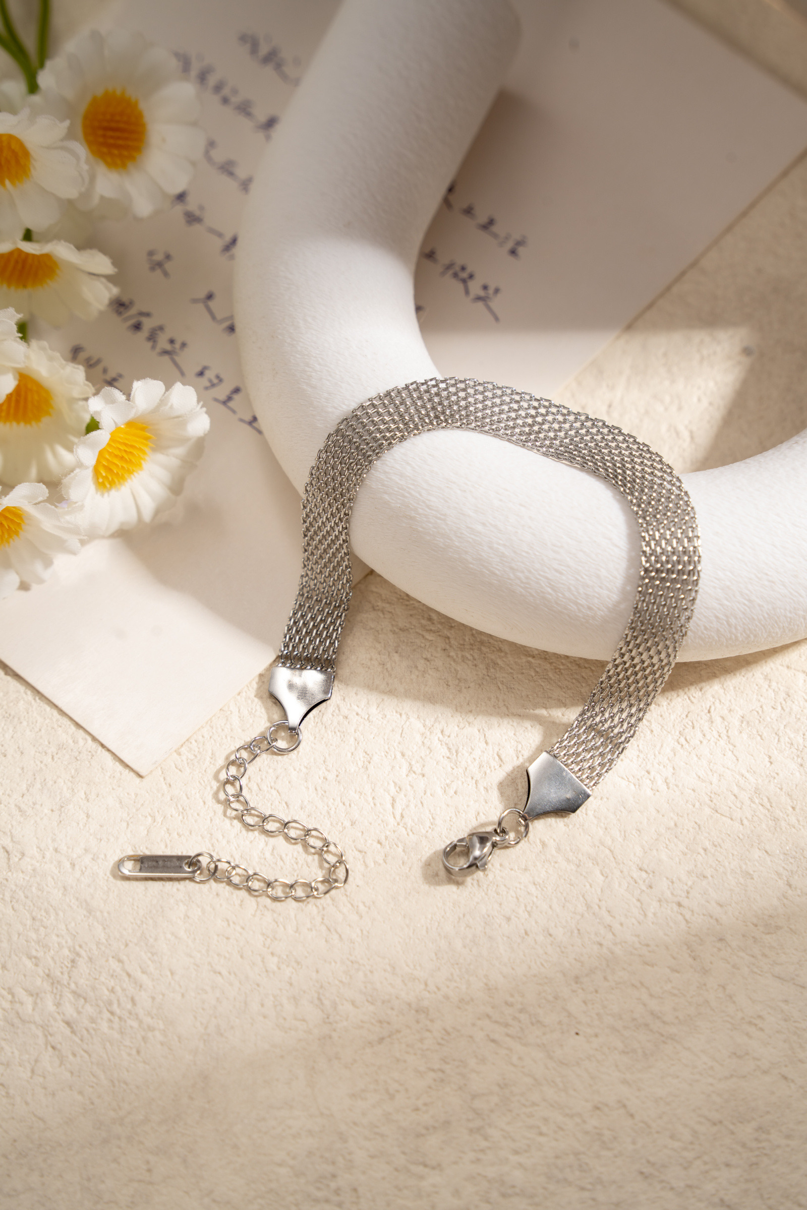 Grossiste COSMOS - Bracelet maille dorée en acier inoxydable chic et moderne