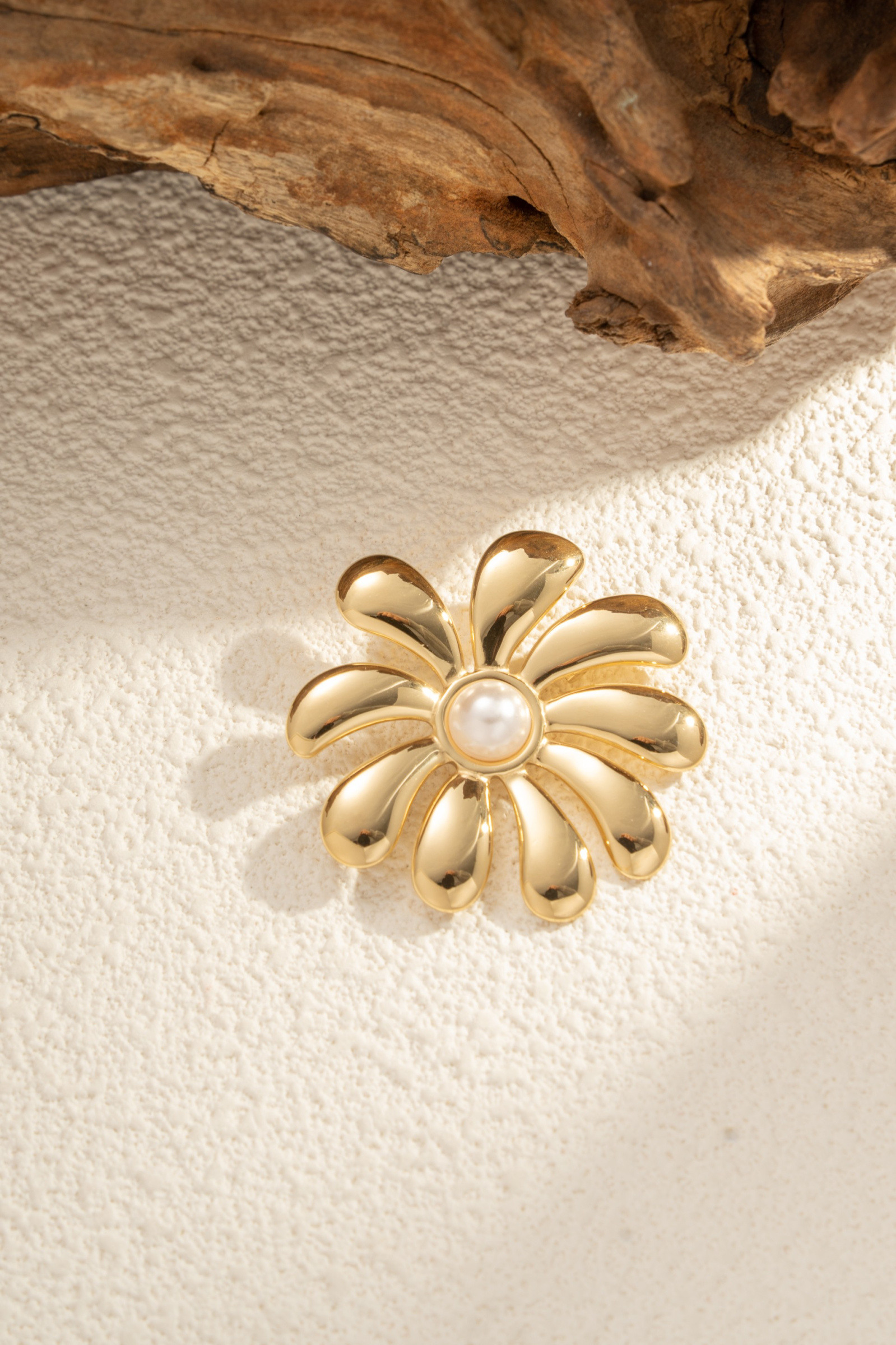 Grossiste COSMOS - Broche fleur dorée perle centrale acier inoxydable élégante raffinée intemporelle