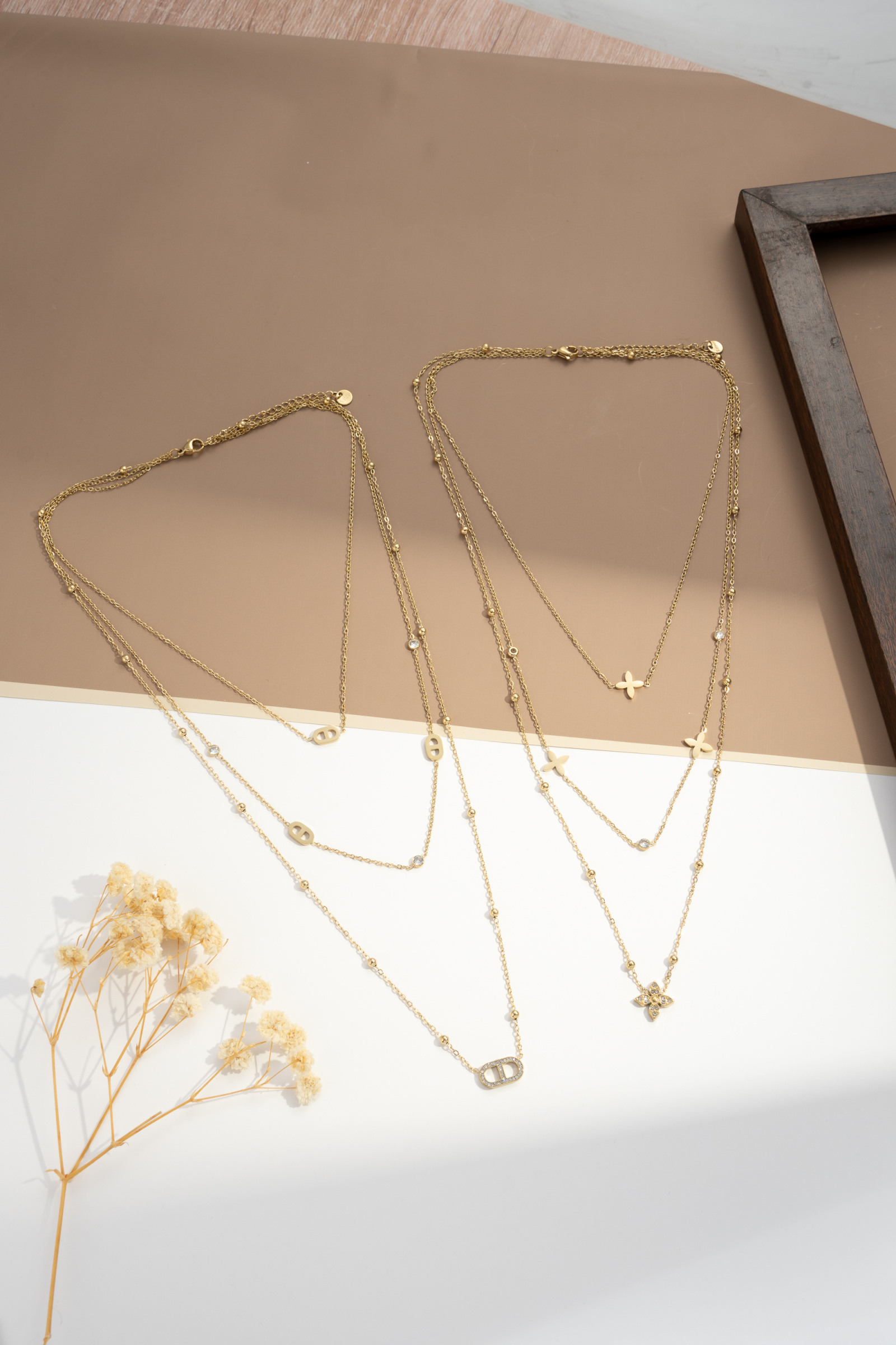 Mayorista COSMOS - Conjunto de dos collares de triple vuelta en acero inoxidable dorado, delicados, modernos y luminosos