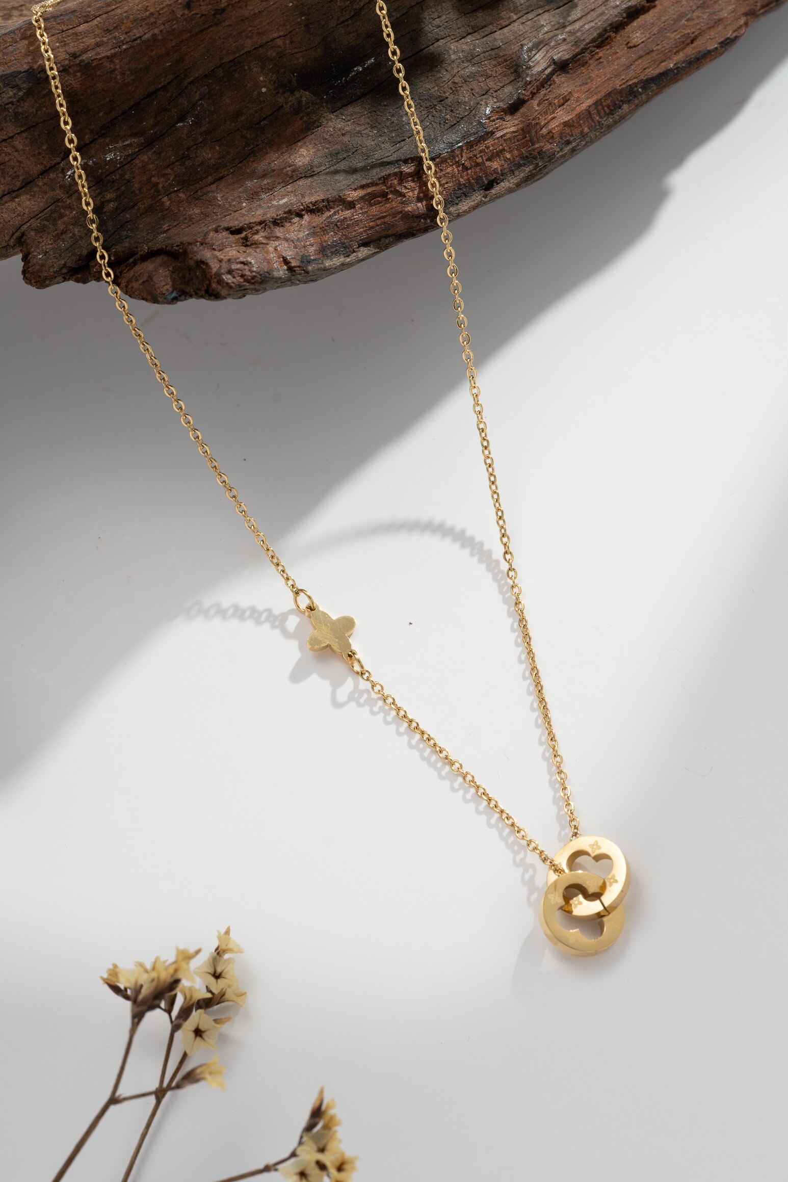 Grossiste COSMOS - Collier doré étoile et trèfle ajouré minimaliste chaîne fine acier inoxydable