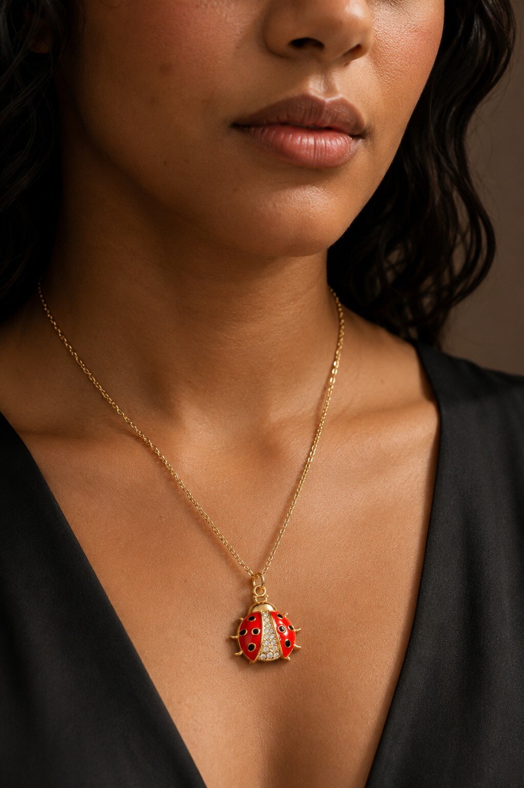 Mayorista COSMOS - Collar de mariquita dorado para mujer con cristales rojos y negros, acero inoxidable delicado, de moda
