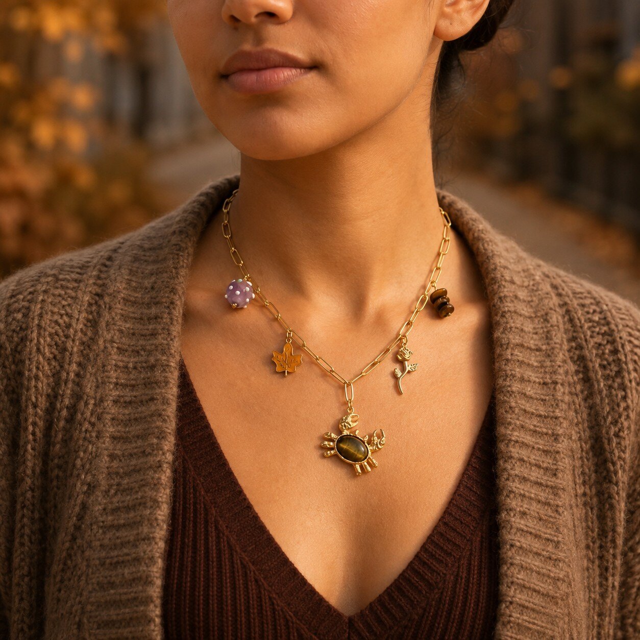 Großhändler COSMOS - Trendige Damen-Halskette mit Strand-Charms, Blatt, Krabbe und Stein in Gold