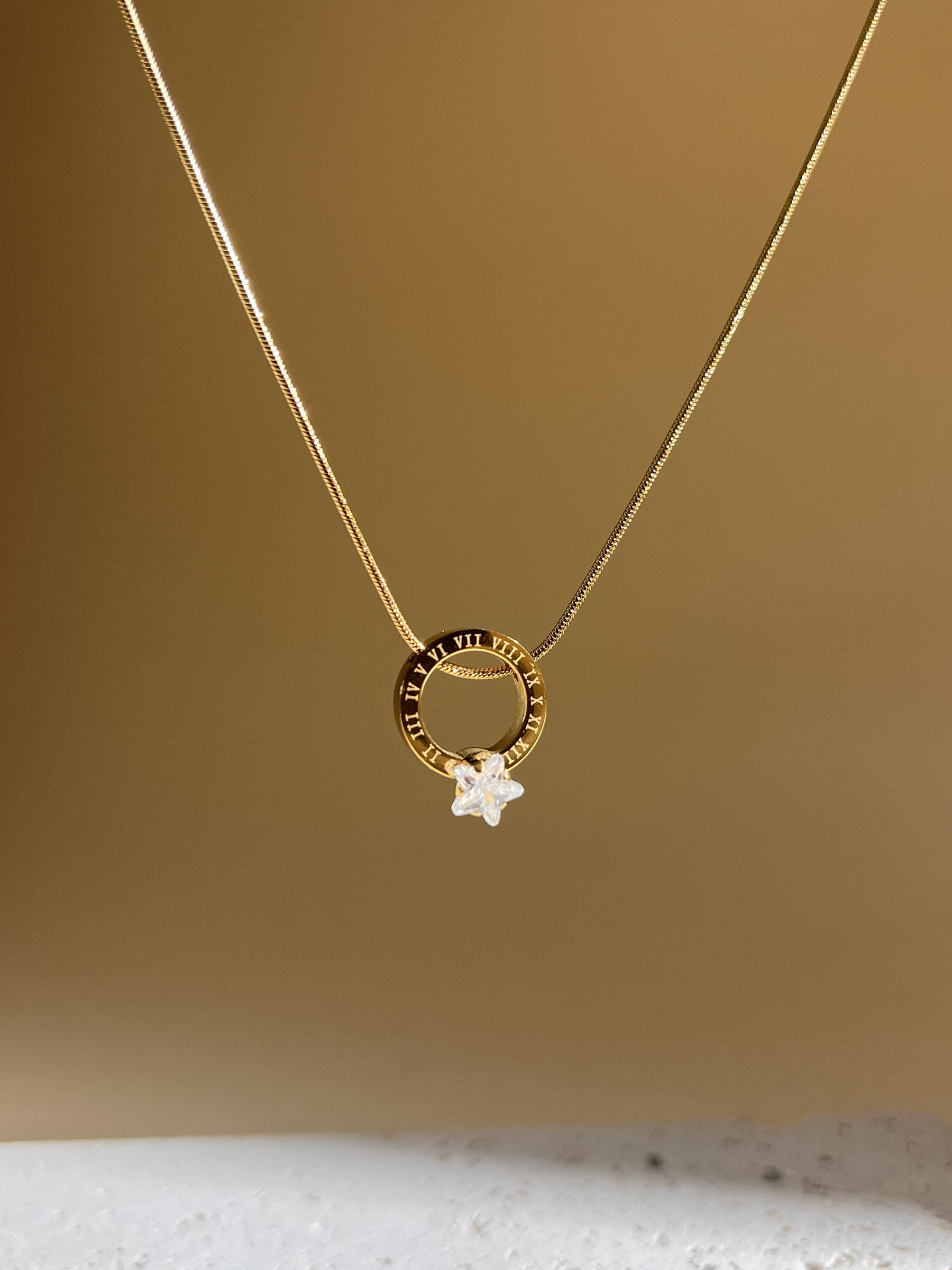 Grossiste COSMOS - Collier pendentif étoile zircon cercle chiffres romains en acier